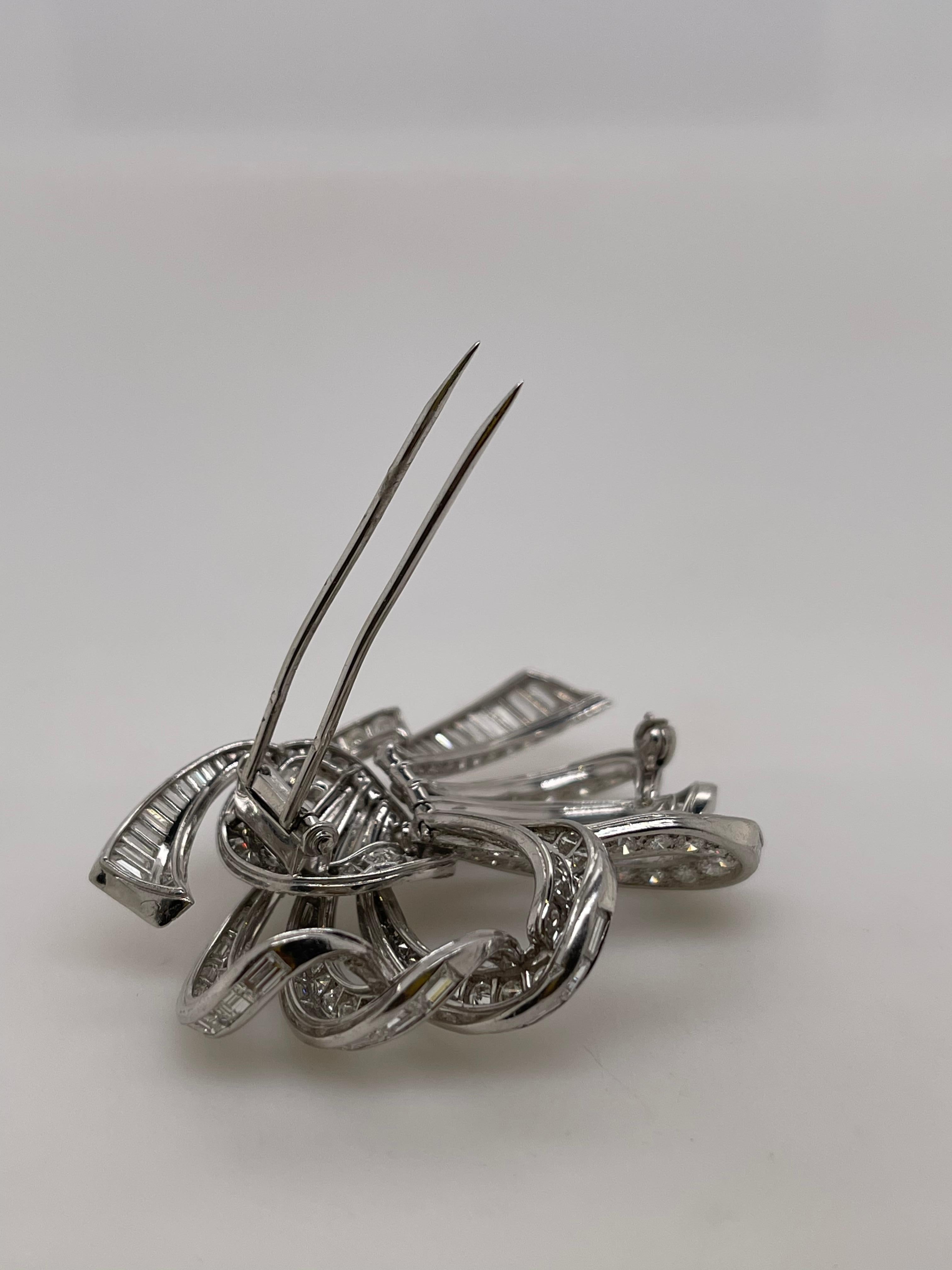 Spilla in platino con diamante a nastro in vendita 1