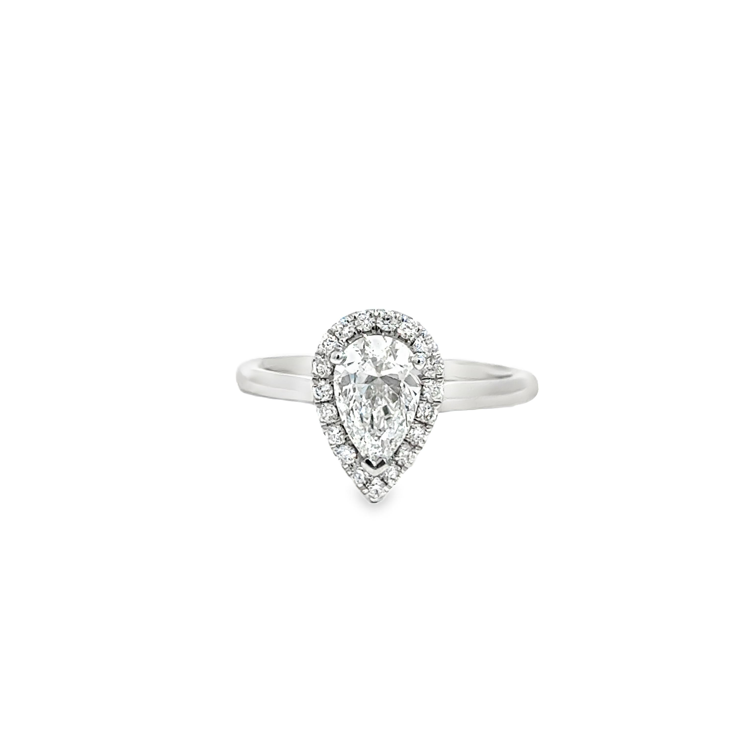 Cette élégante bague en platine est ornée d'un diamant poire de 1,00ct certifié par la GIA (couleur D, pureté SI2), qui constitue la pièce maîtresse de la bague. Elle respire la sophistication classique et le feu brillant. Flanqué de diamants ronds