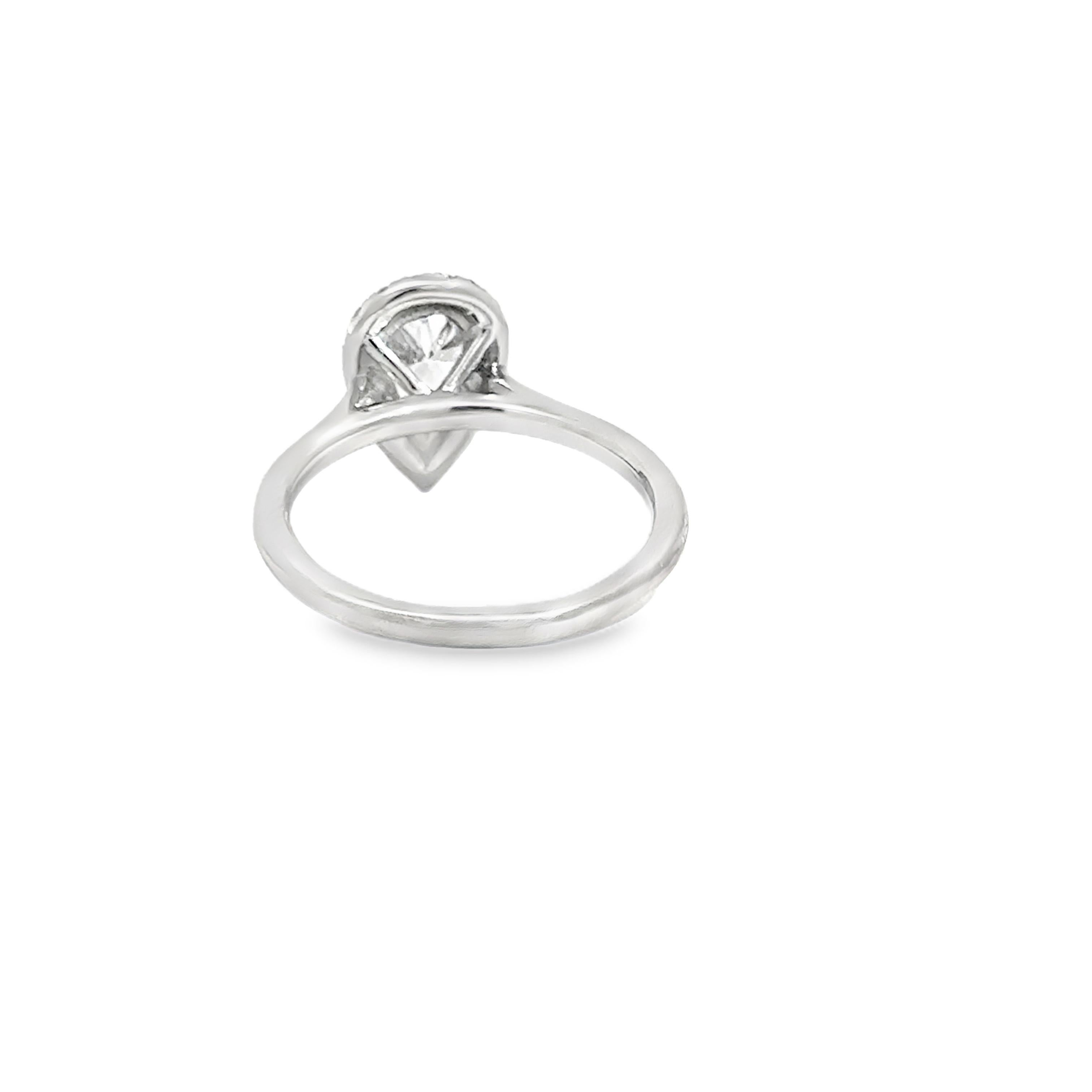 Bague en platine avec diamant - 1.00ct Pear Shape Center GIA D-SI2 Pour femmes en vente