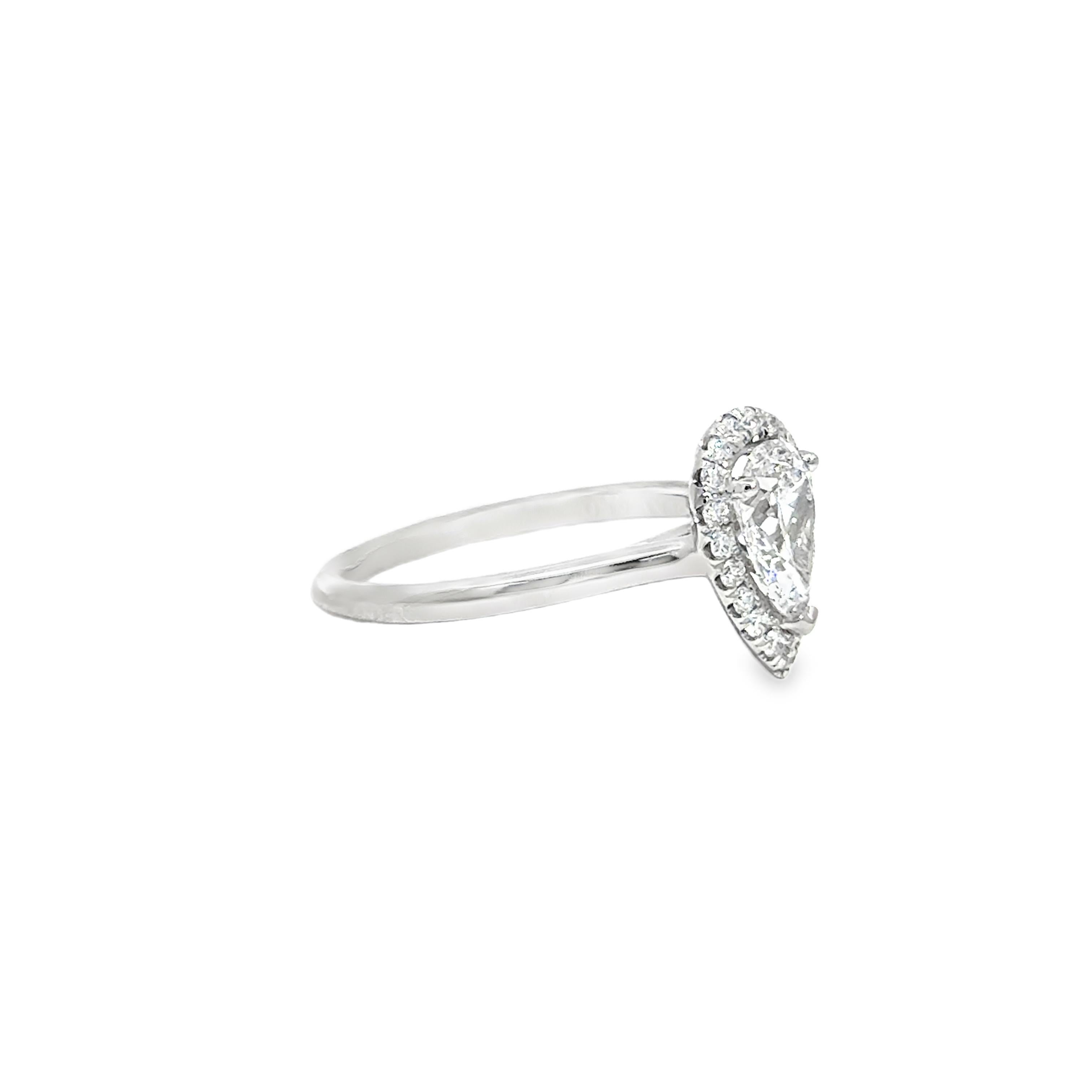Bague en platine avec diamant - 1.00ct Pear Shape Center GIA D-SI2 en vente 2