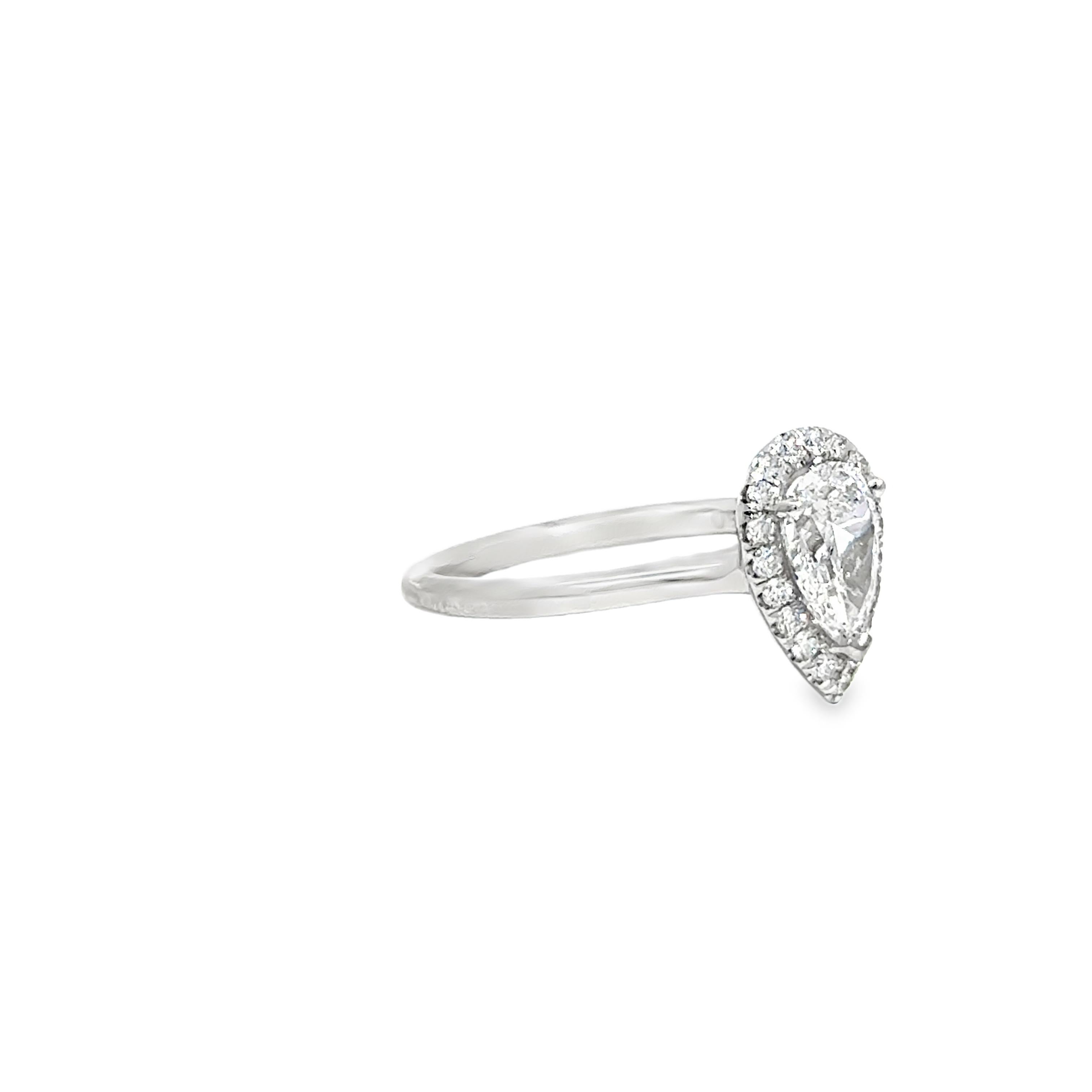 Bague en platine avec diamant - 1.00ct Pear Shape Center GIA D-SI2 en vente 3