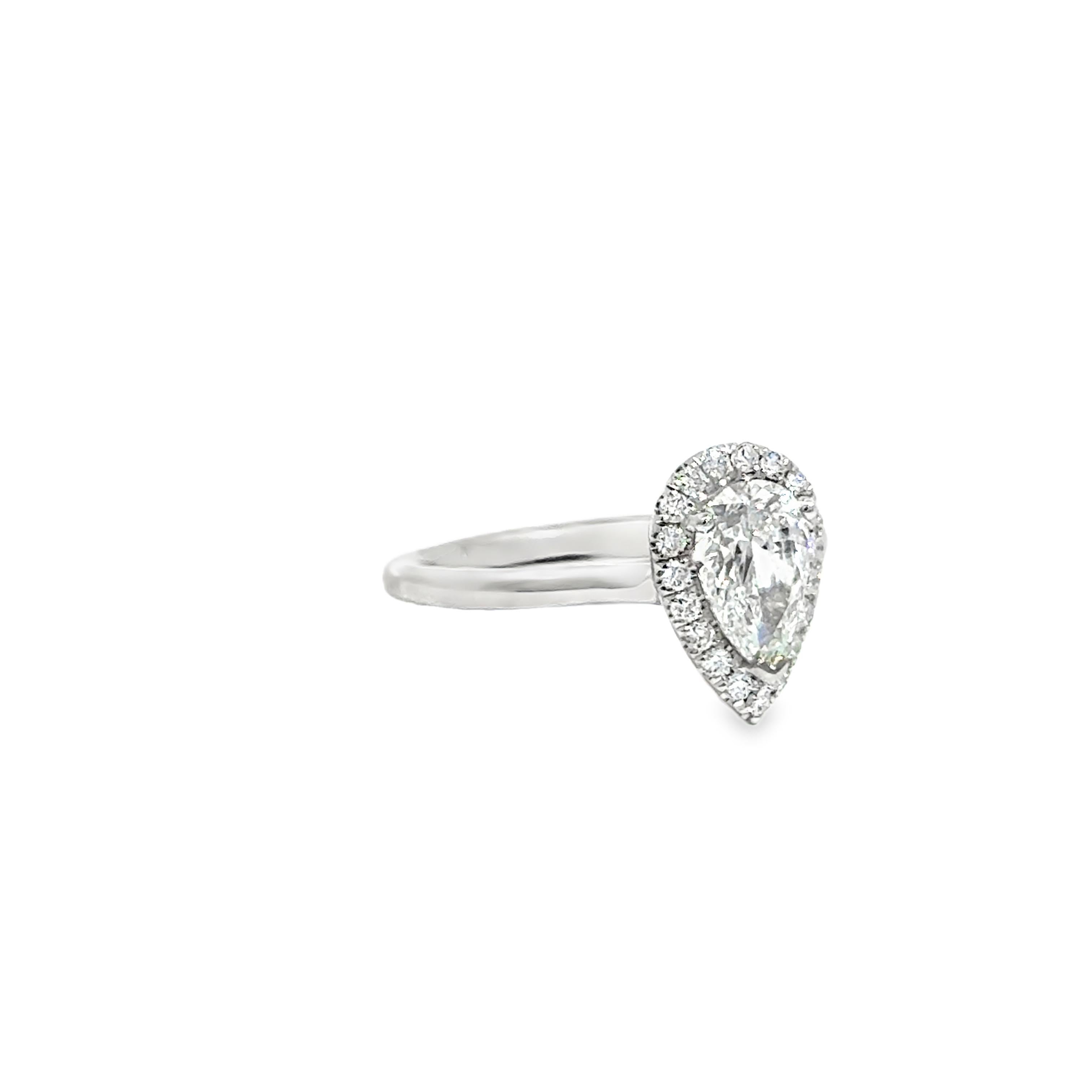 Bague en platine avec diamant - 1.00ct Pear Shape Center GIA D-SI2 en vente 4