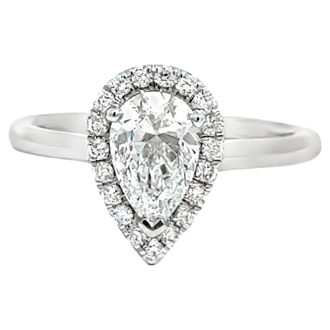 Bague en platine avec diamant - 1.00ct Pear Shape Center GIA D-SI2 en vente