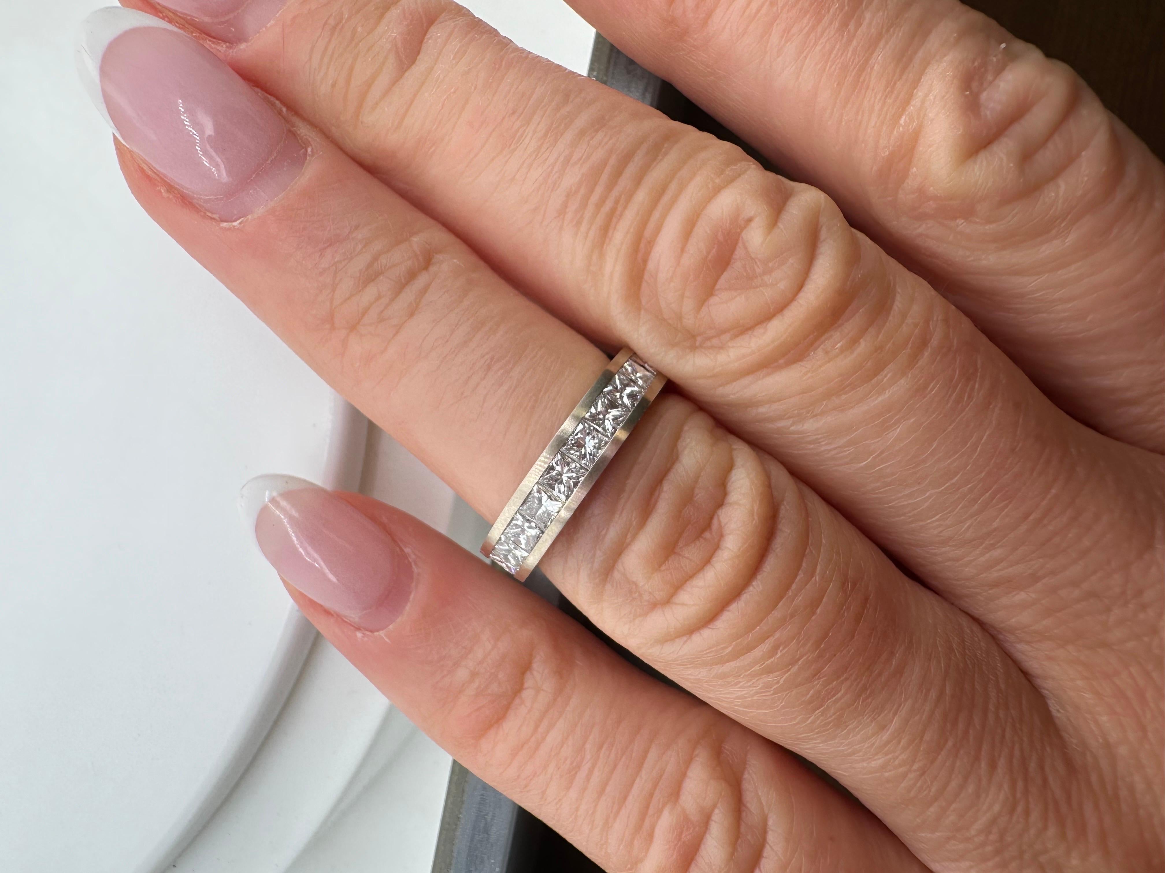 Sencillo, elegante y lujoso anillo de diamantes talla princesa en platino, talla 6, ¡se puede cambiar de talla!
Los diamantes son de claridad VS y color E-F, el platino está bien en PT950. Los diamantes suman un total de 16 piedras de 1,50