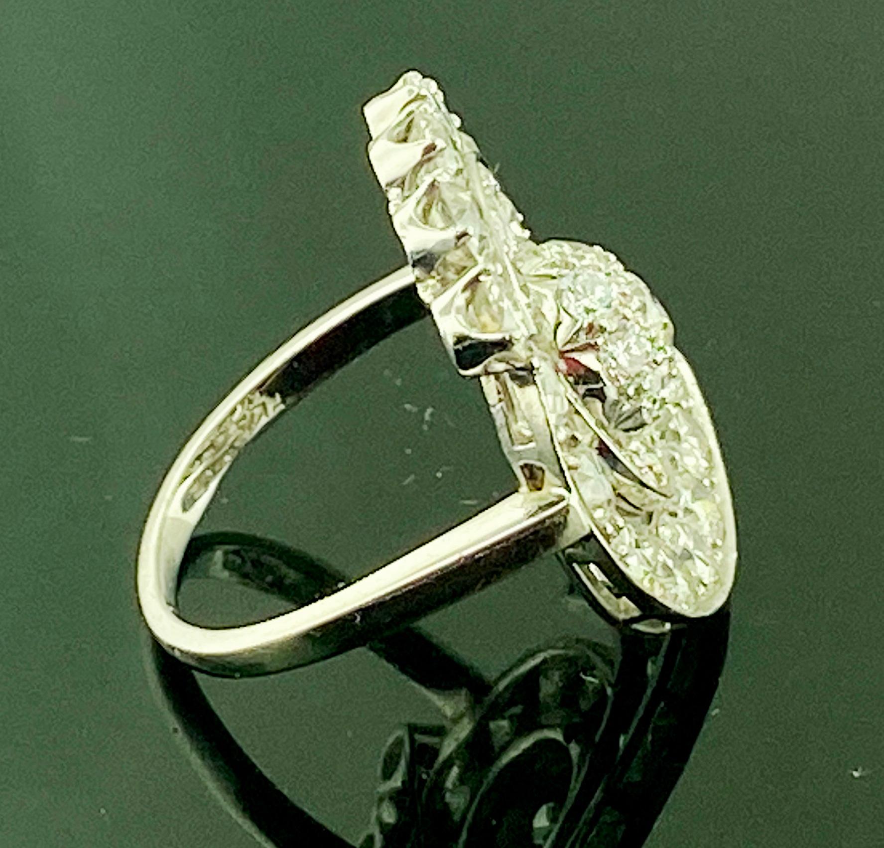 Anello con diamante in platino dal design circolare in vendita 1