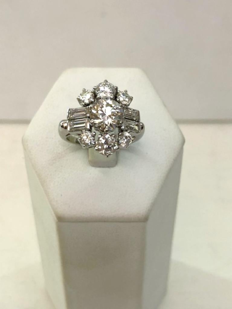 Anello in platino con un grande diamante centrale taglio vecchio di 1,20 carati, circondato da diamanti taglio baguette e rotondi per un totale di 1,60 carati / Made in Italy anni '40-'50
Anello misura US 4.5