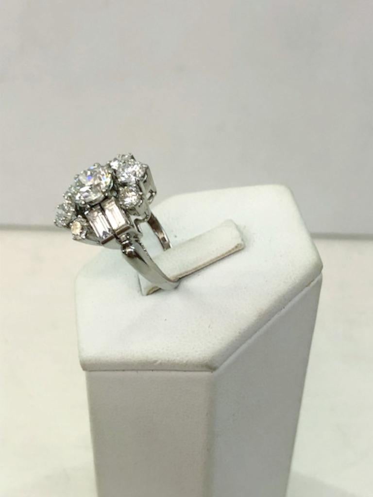 Taglio baguette Anello con diamante in platino in vendita