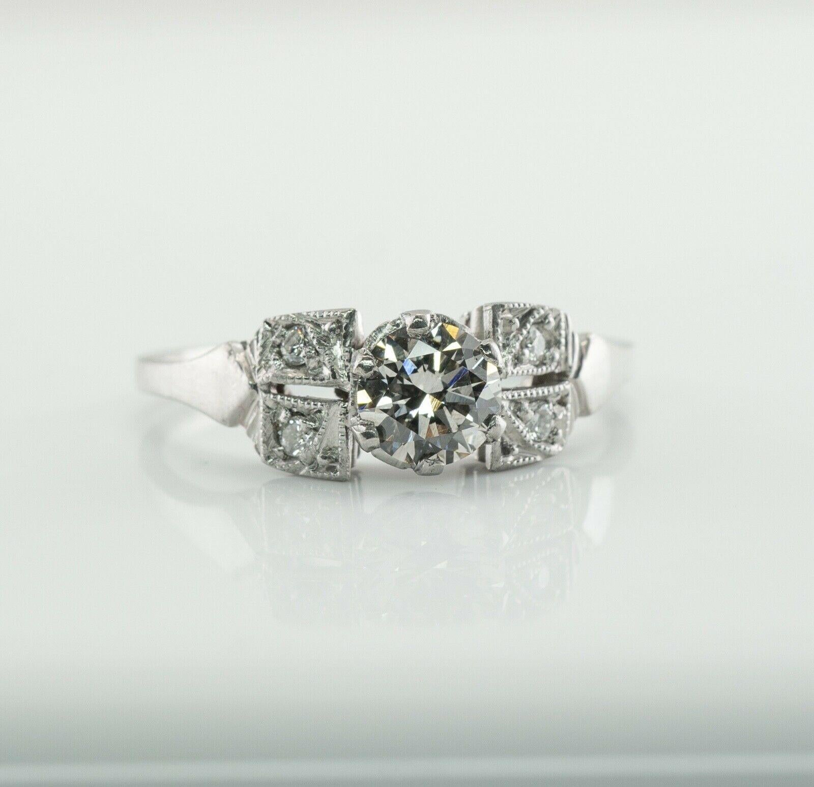 Dieser elegante Vintage-Ring ist aus massivem Platin gefertigt (sorgfältig geprüft und garantiert). Der Diamant im alten Minenschliff hat ein Gewicht von 0,59 Karat. Es ist SI1 Klarheit und I Farbe. Vier kleinere Akzentdiamanten haben die Reinheit