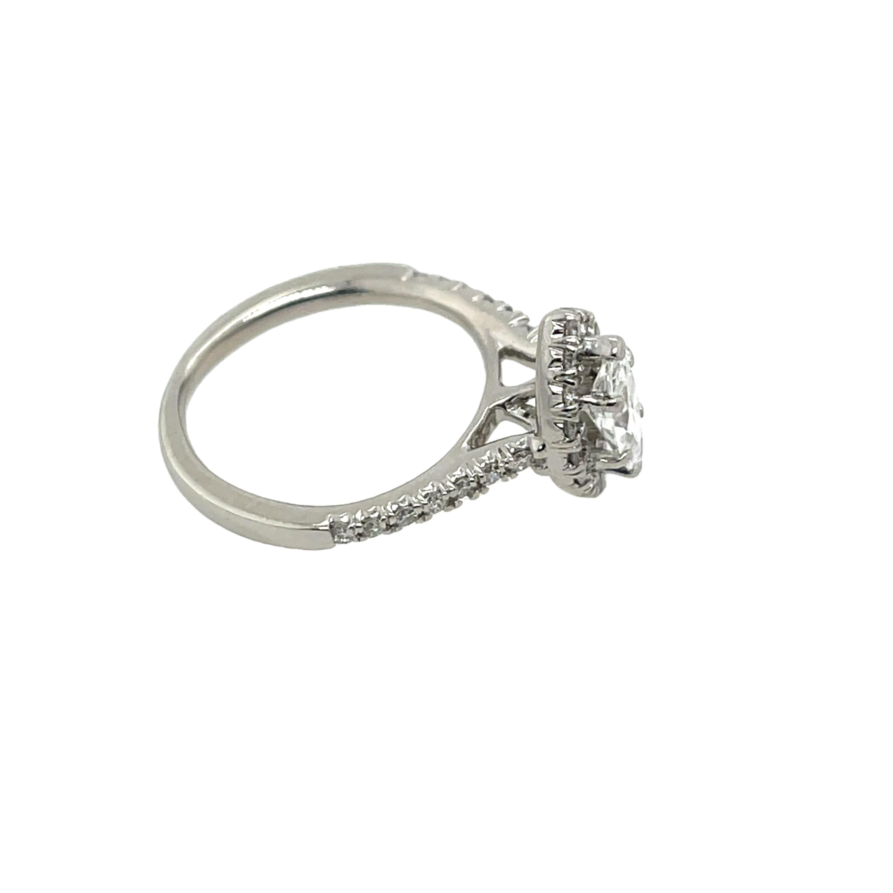 Cette élégante bague est ornée d'un diamant marquise de 0,30ct en son centre, 
entourée d'un halo radieux de diamants ronds de taille brillant de 0,52ct plus petits, sertis en platine.

Poids total des diamants : 0,30ct et 0,52ct
Couleur du diamant