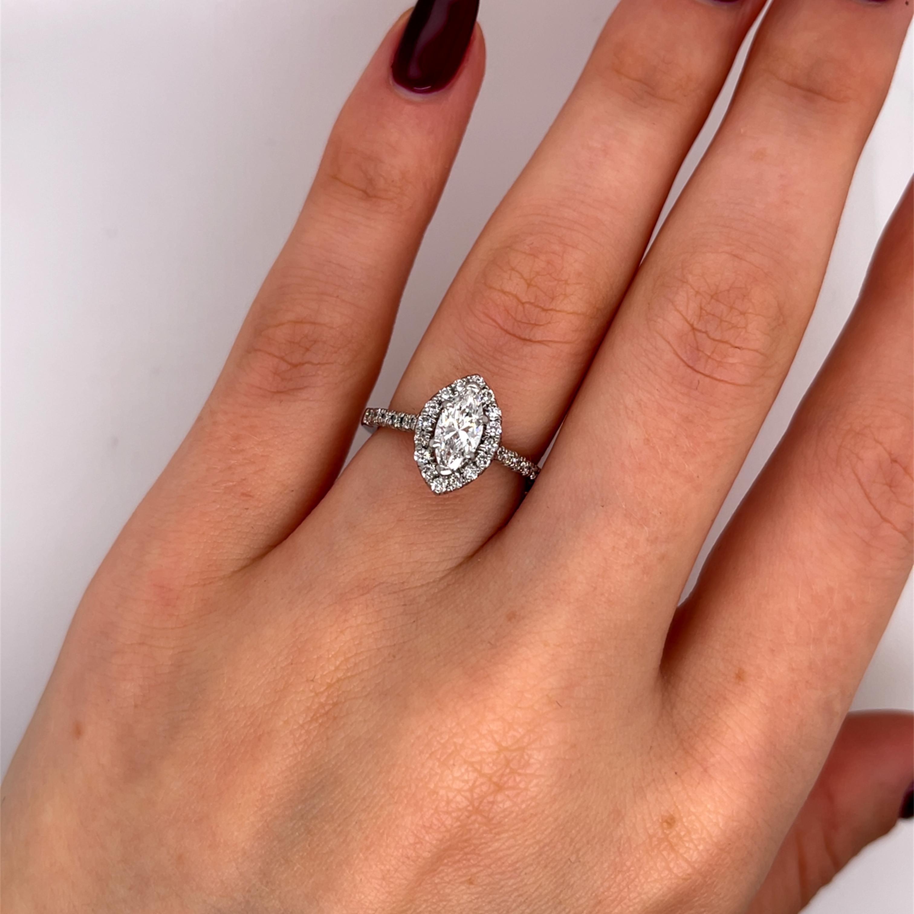 Taille Marquise Bague en platine sertie d'un diamant de forme marquise de 0,30 carat, certifié GIA en vente
