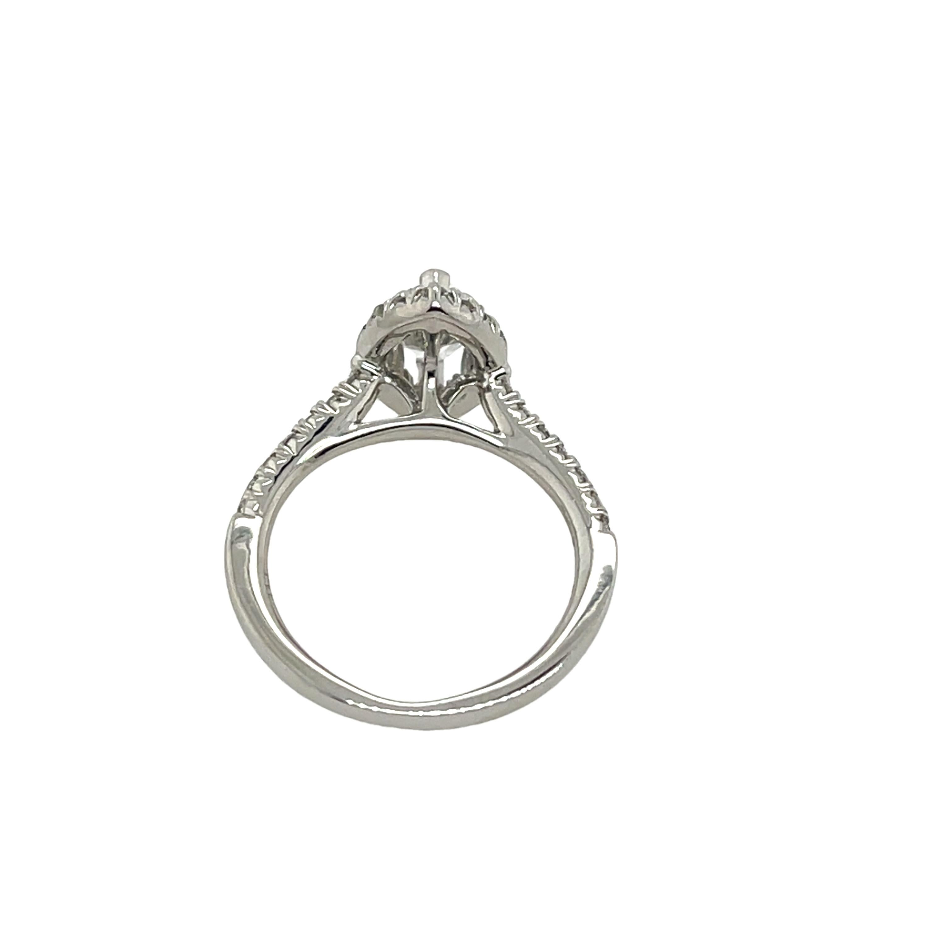 Bague en platine sertie d'un diamant de forme marquise de 0,30 carat, certifié GIA Unisexe en vente