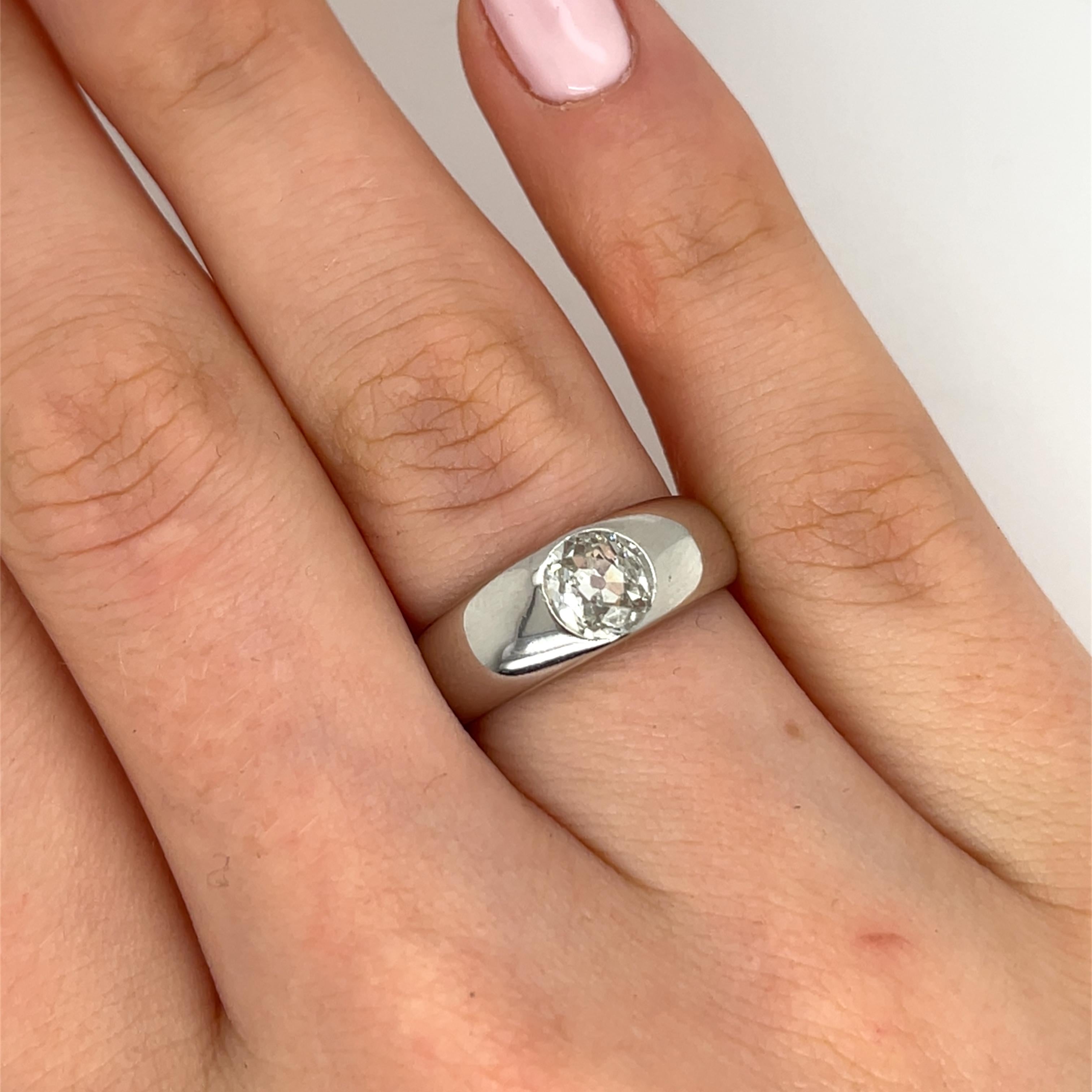 Ein zeitloser Ring aus 18 Karat Platin, besetzt mit einem 0,50 Karat runden Naturdiamanten im Rosenschliff, der Eleganz und Raffinesse ausstrahlt.

Gesamtgewicht der Diamanten: 0,50ct
Diamant Farbe: I
Diamant Reinheit: SI1
Breite des Bandes: