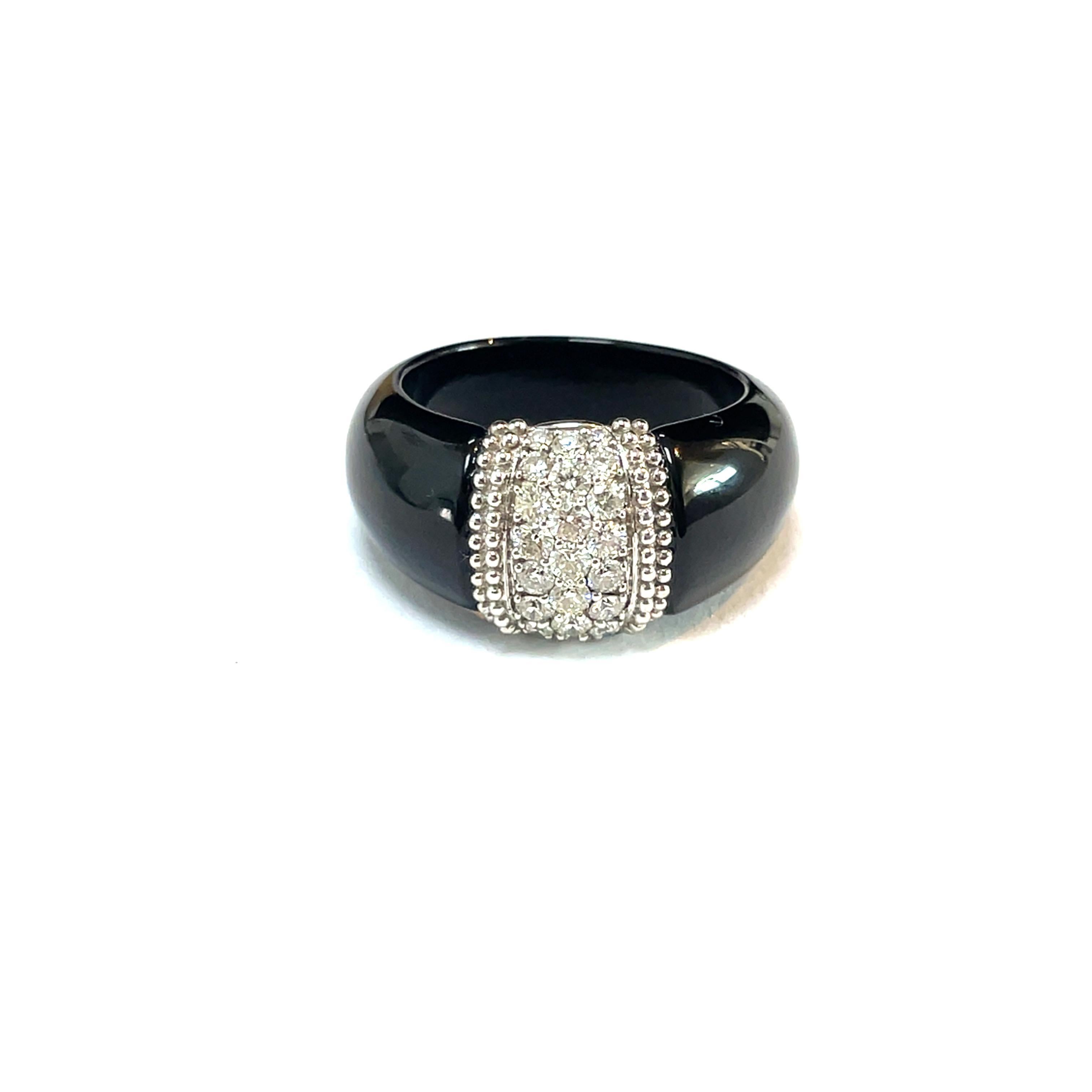 Eleva tu elegancia con este impresionante anillo de diamantes blancos y negros, una auténtica obra maestra elaborada en lujoso platino y ónice. El anillo presenta un cautivador racimo de diamantes brillantes redondos que suman 0,55 quilates,
