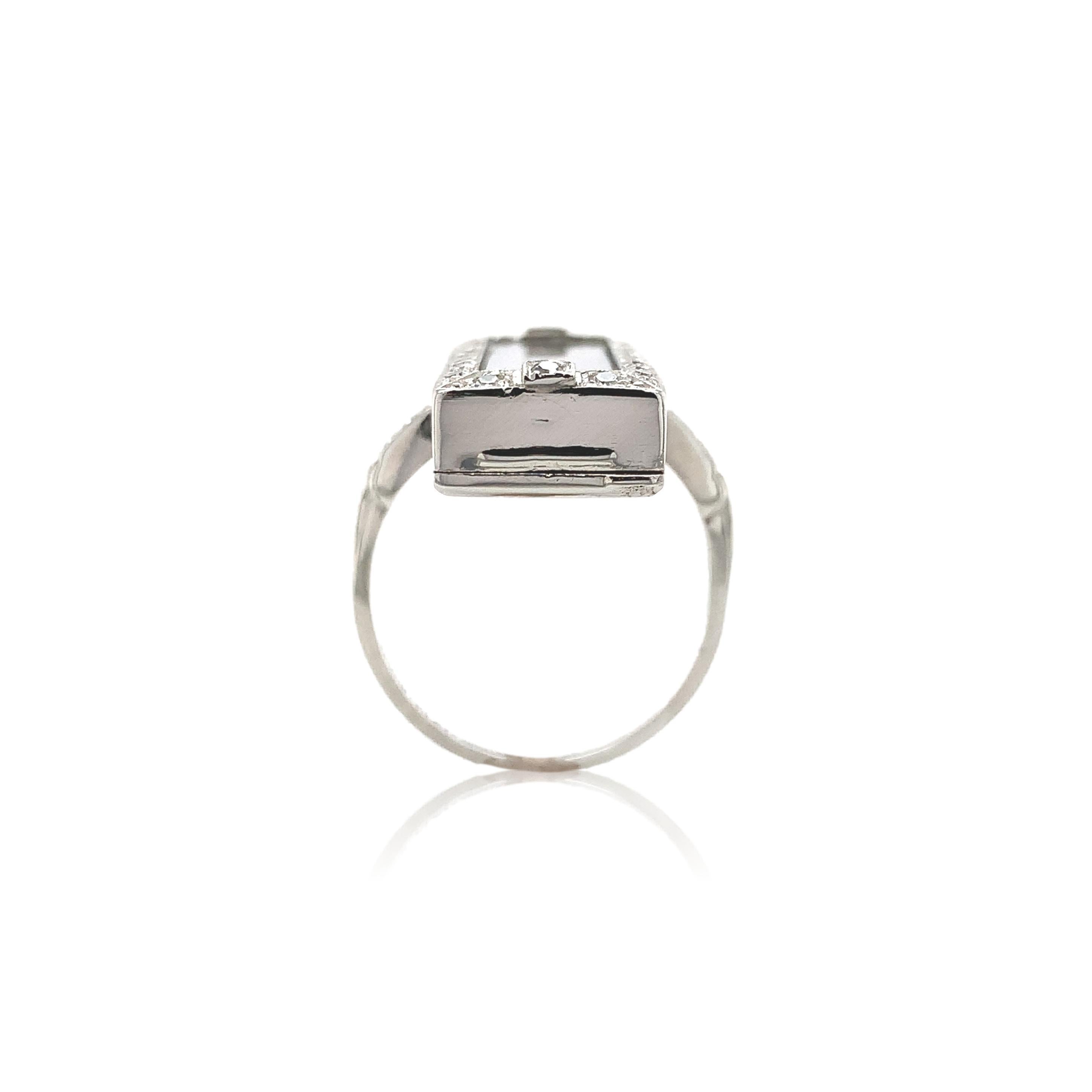 Bague en platine et diamant convertie à partir d'une montre vintage. La montre a été retirée et un morceau de platine a été ajouté à la place du cristal. La charnière est intacte et l'ancien boîtier de montre s'ouvre par le dessous. Il y a 24 petits