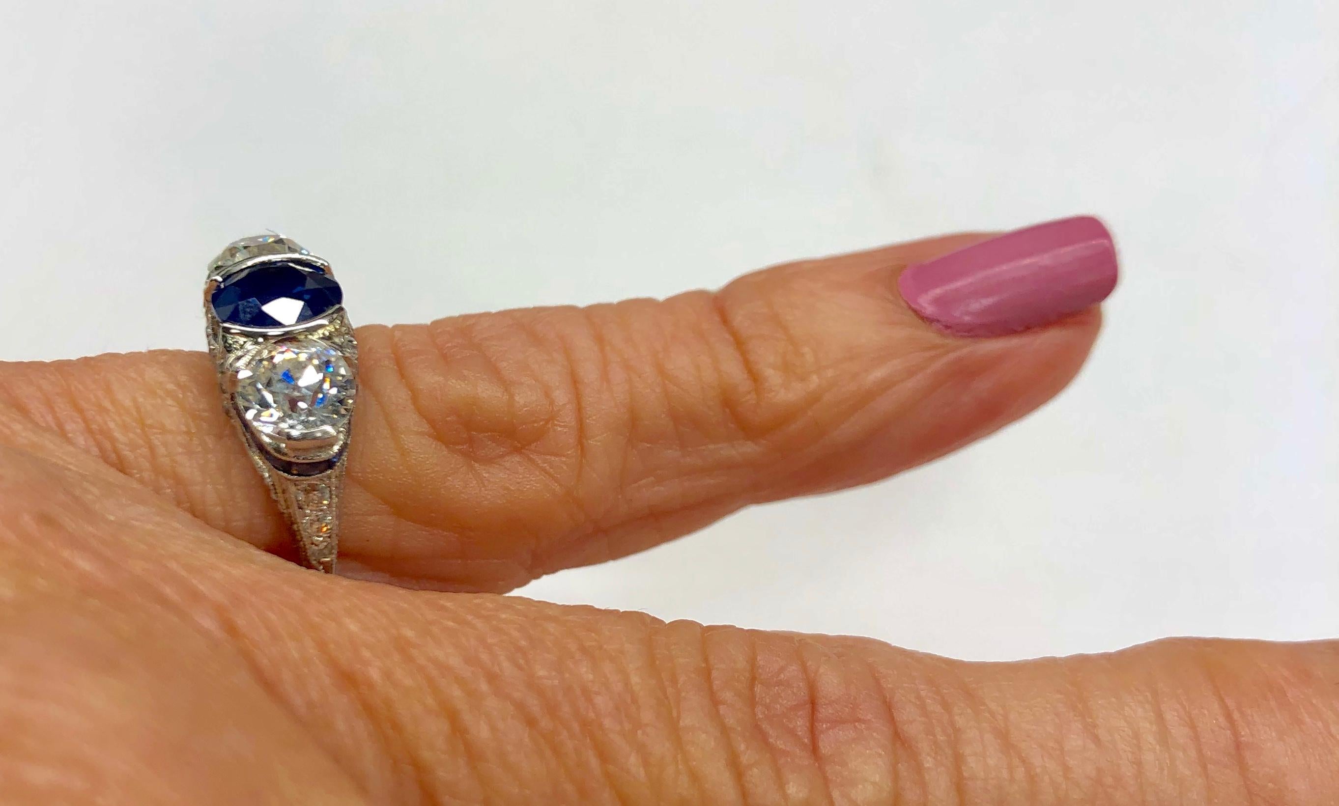 Art Deco Sapphire and Diamond 3-Stone Ring in Platinum  In Good Condition For Sale In Houston, TX