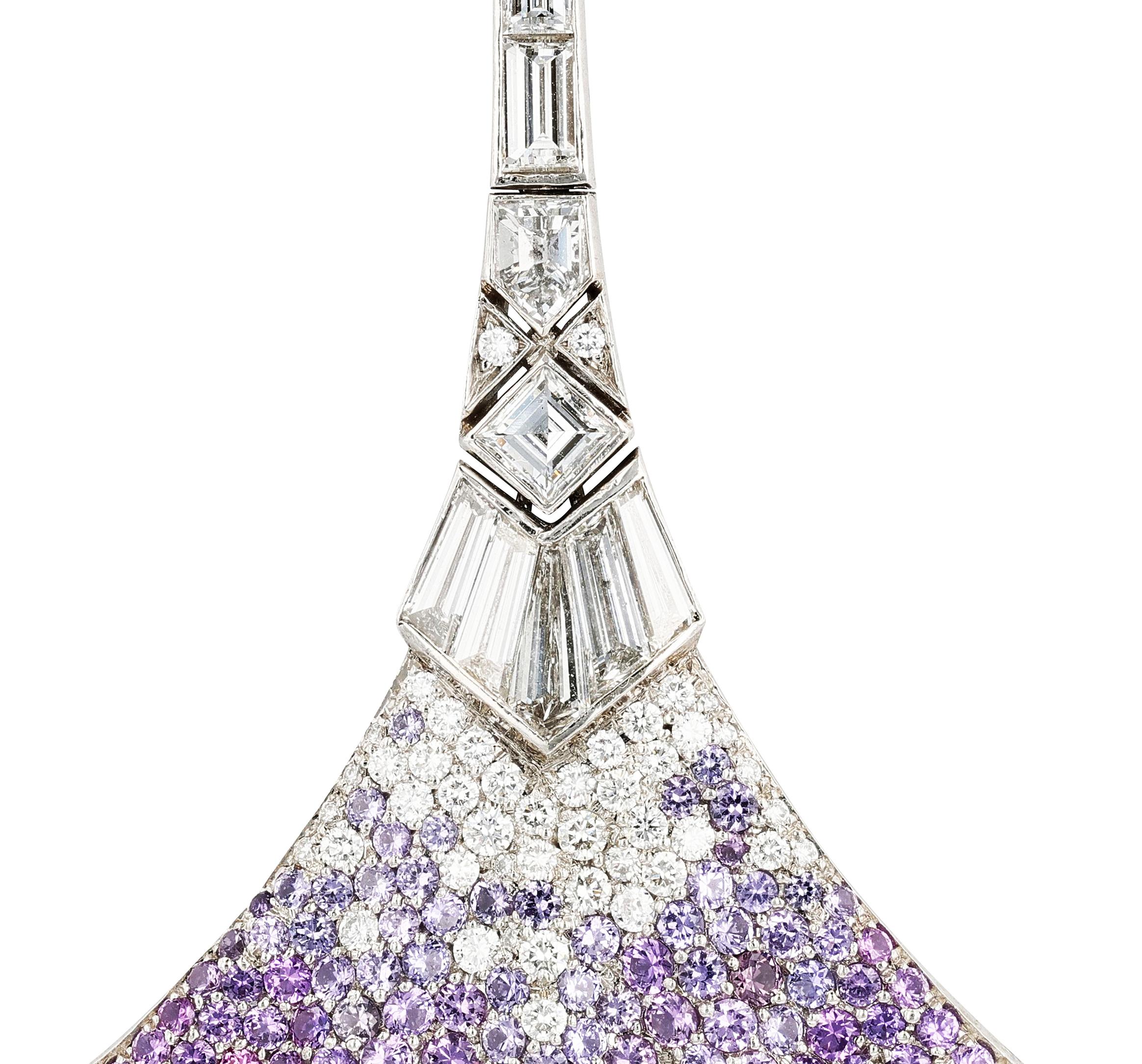 Un importante paio di orecchini a ventaglio di Oprah Winfrey in platino (PT950), diamanti, zaffiri colorati e smalto.

Con un design a ventaglio, gli orecchini sono fissati all'orecchio tramite un perno; la parte anteriore degli orecchini mostra