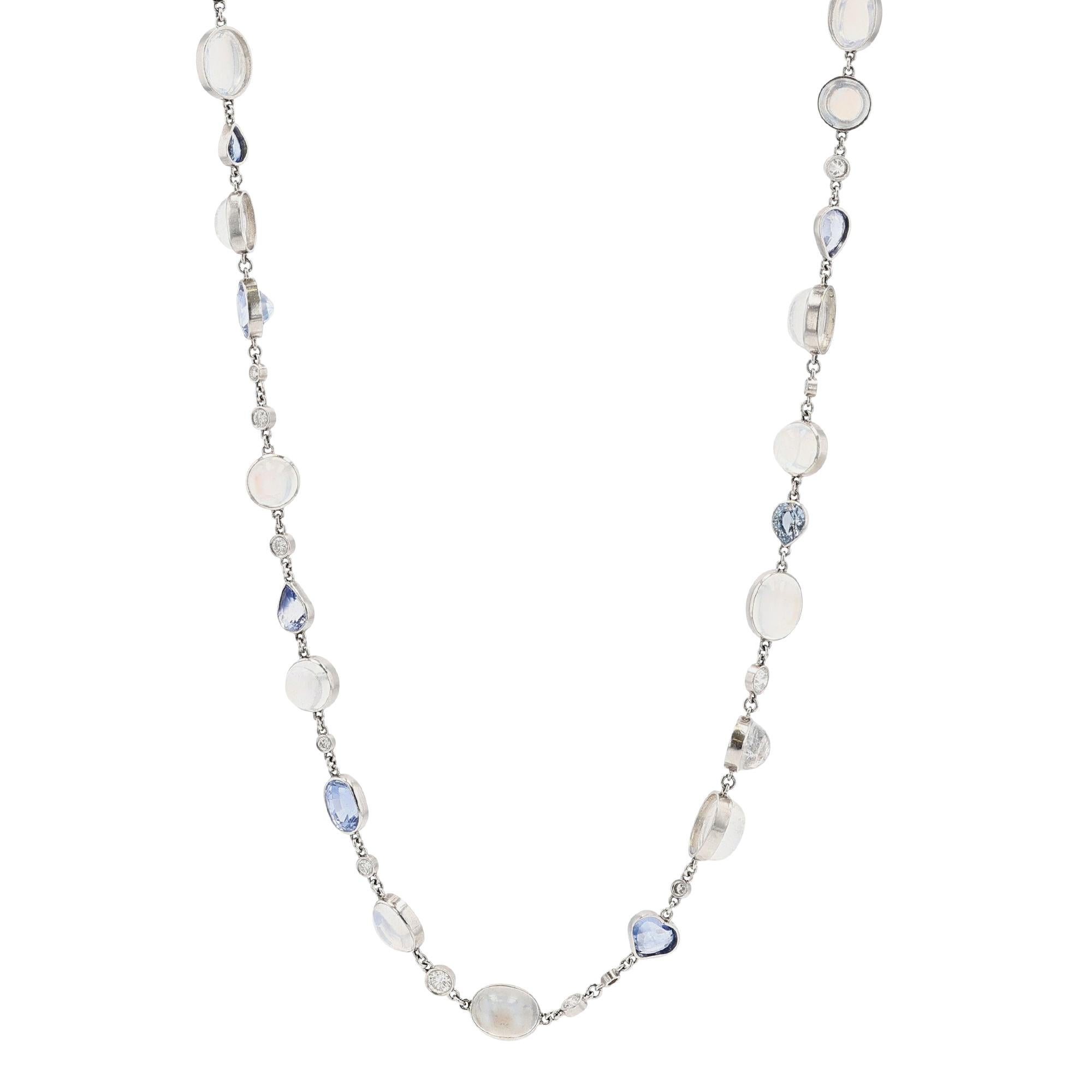 Una collana in platino (PT950), diamanti, zaffiri e pietre di luna di 36 pollici. Gli zaffiri e le pietre di luna di varie forme organiche e arrotondate sono tutti incastonati, intervallati da piccoli diamanti tondi Brillianti incastonati. La