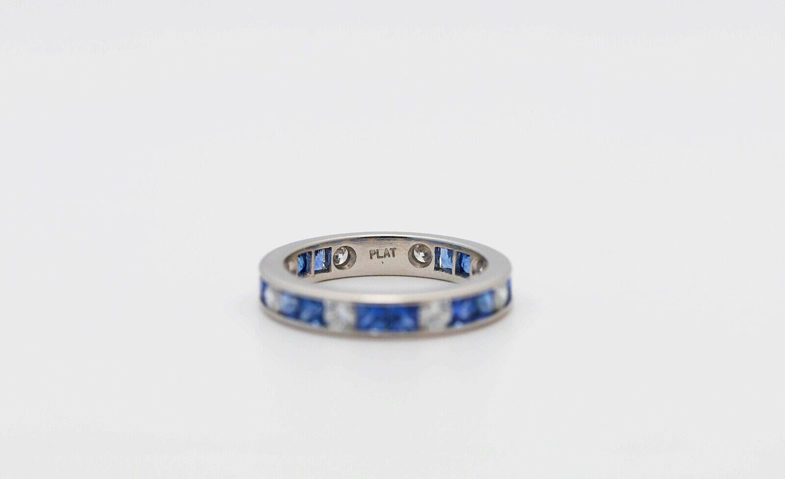 Rehaussez votre collection de bijoux avec cet exquis bracelet en platine, qui présente un mélange de diamants éblouissants et de saphirs d'un bleu profond. La taille de la bague est de 6,5, ce qui la rend parfaitement adaptée à la plupart des