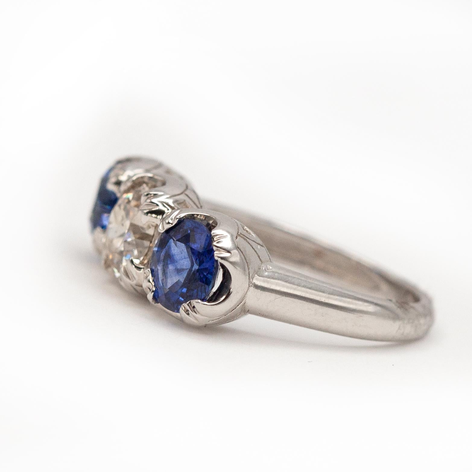 Bague à trois pierres en platine avec diamant et saphir en vente 4