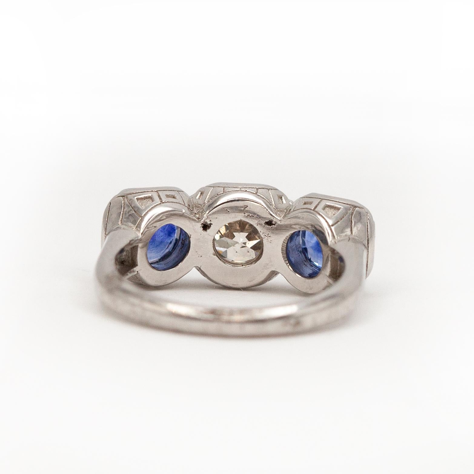Bague à trois pierres en platine avec diamant et saphir en vente 5