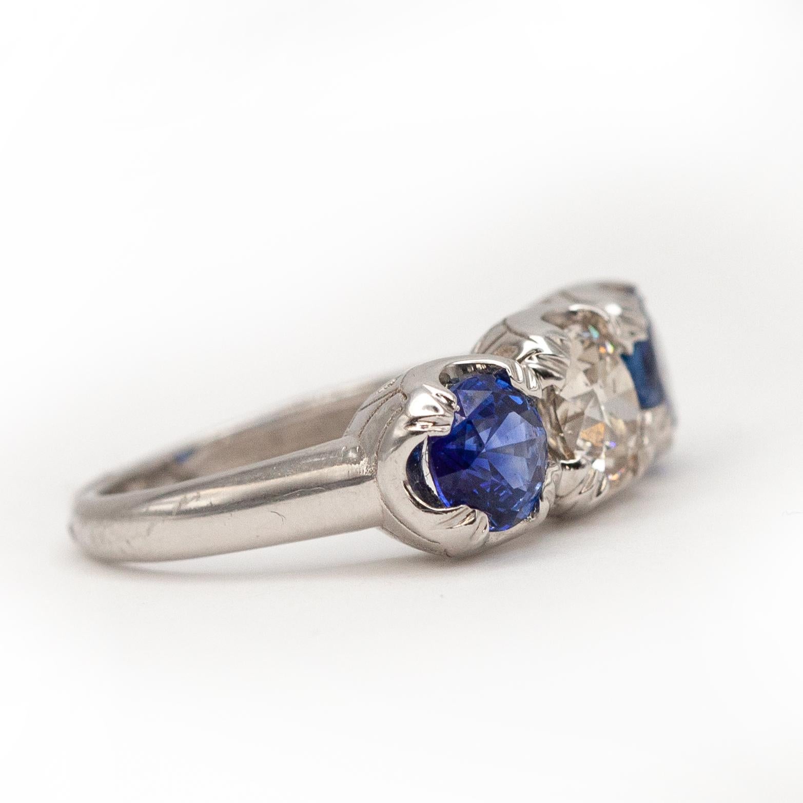 Moderne Bague à trois pierres en platine avec diamant et saphir en vente