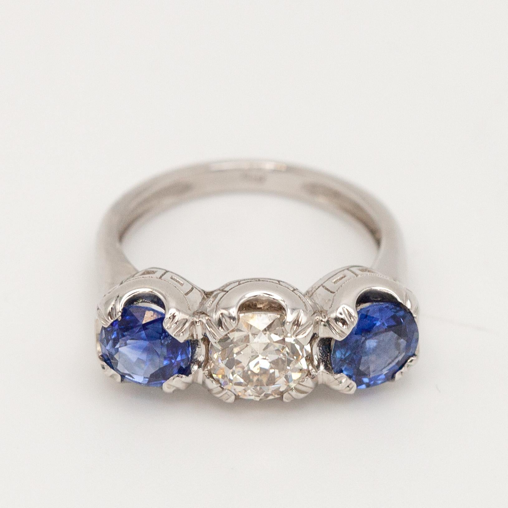 Taille ronde Bague à trois pierres en platine avec diamant et saphir en vente