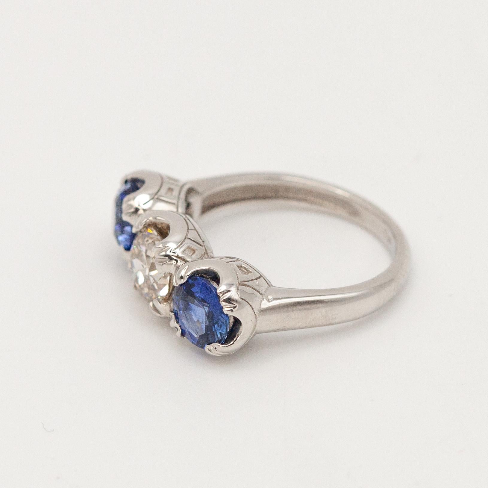 Bague à trois pierres en platine avec diamant et saphir Excellent état - En vente à New York, NY