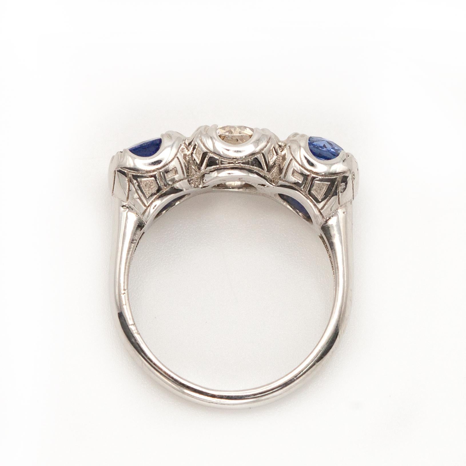 Bague à trois pierres en platine avec diamant et saphir Unisexe en vente