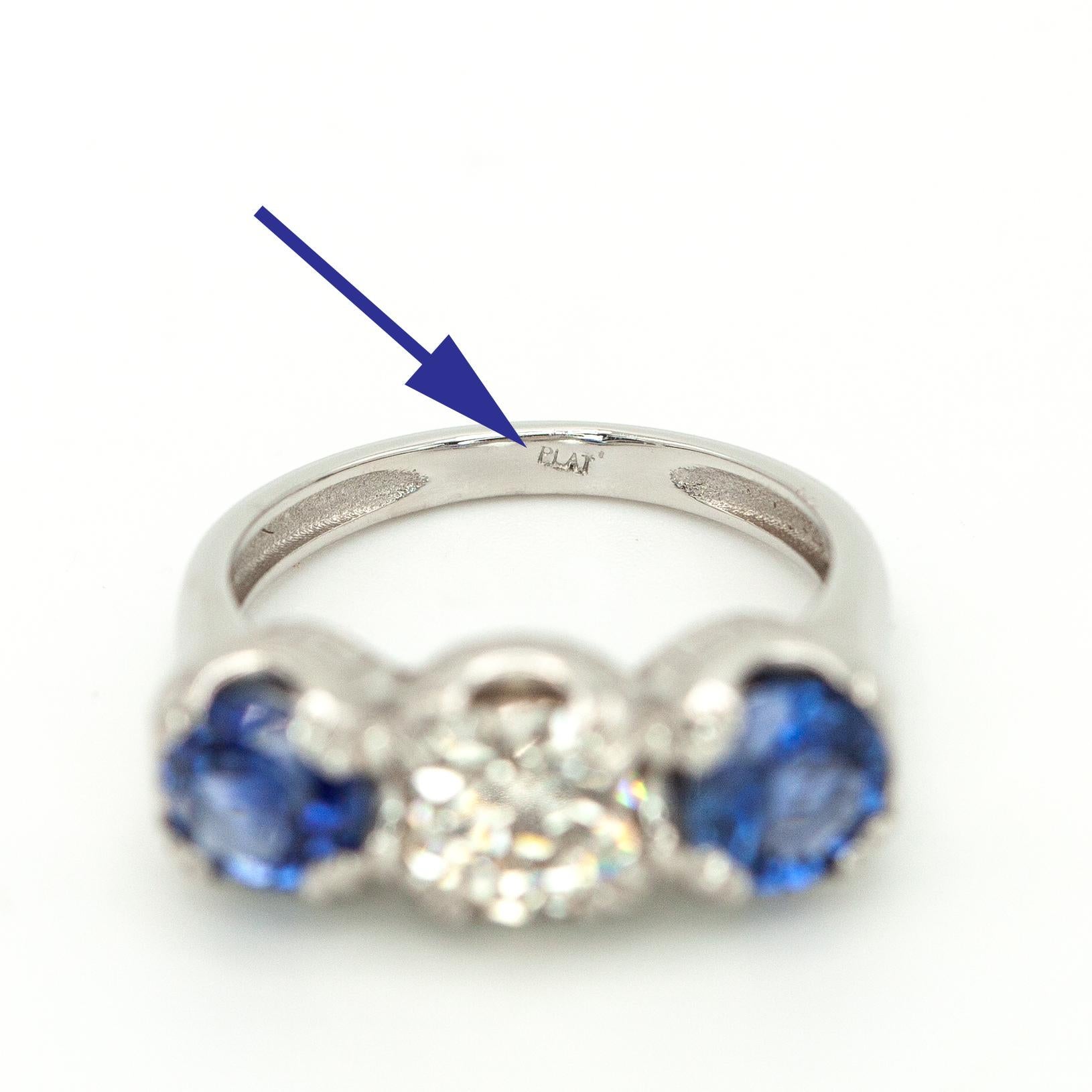 Bague à trois pierres en platine avec diamant et saphir en vente 1