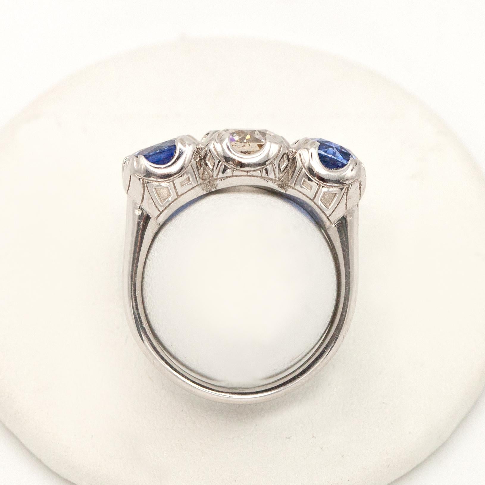 Bague à trois pierres en platine avec diamant et saphir en vente 2