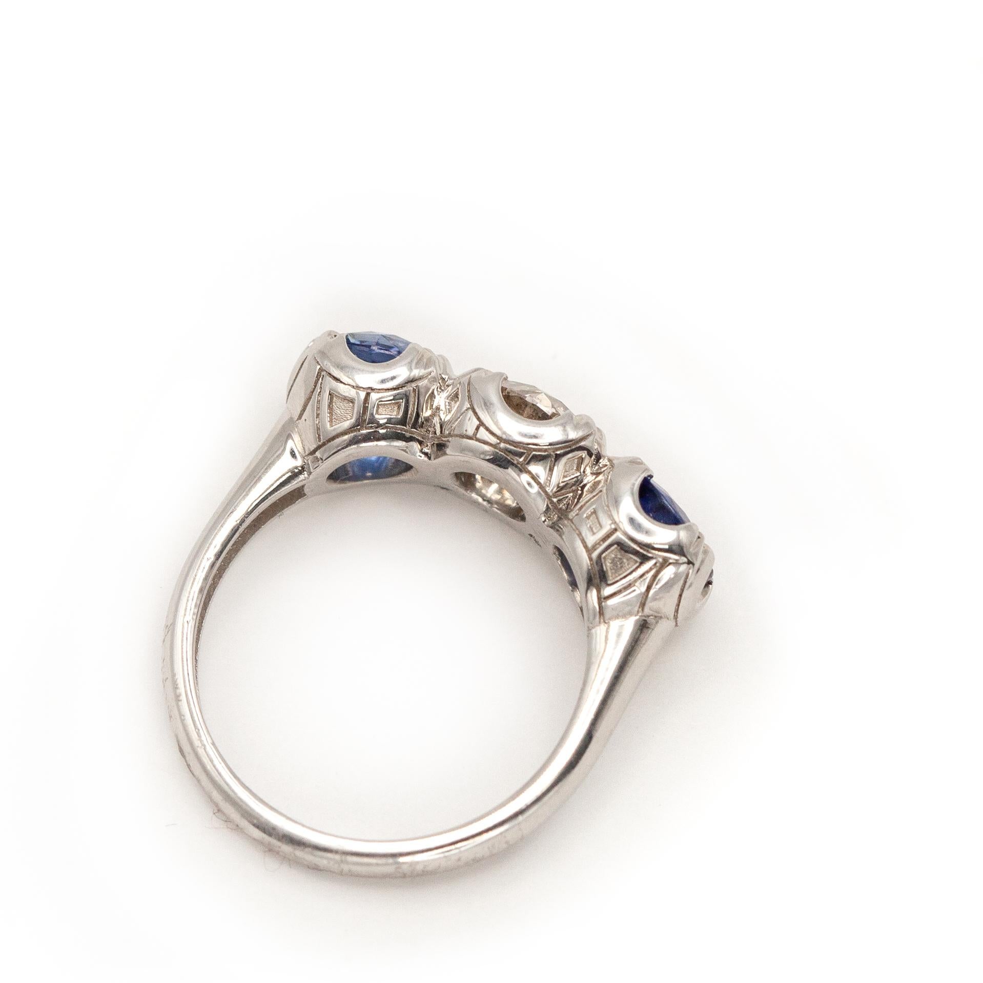 Bague à trois pierres en platine avec diamant et saphir en vente 3