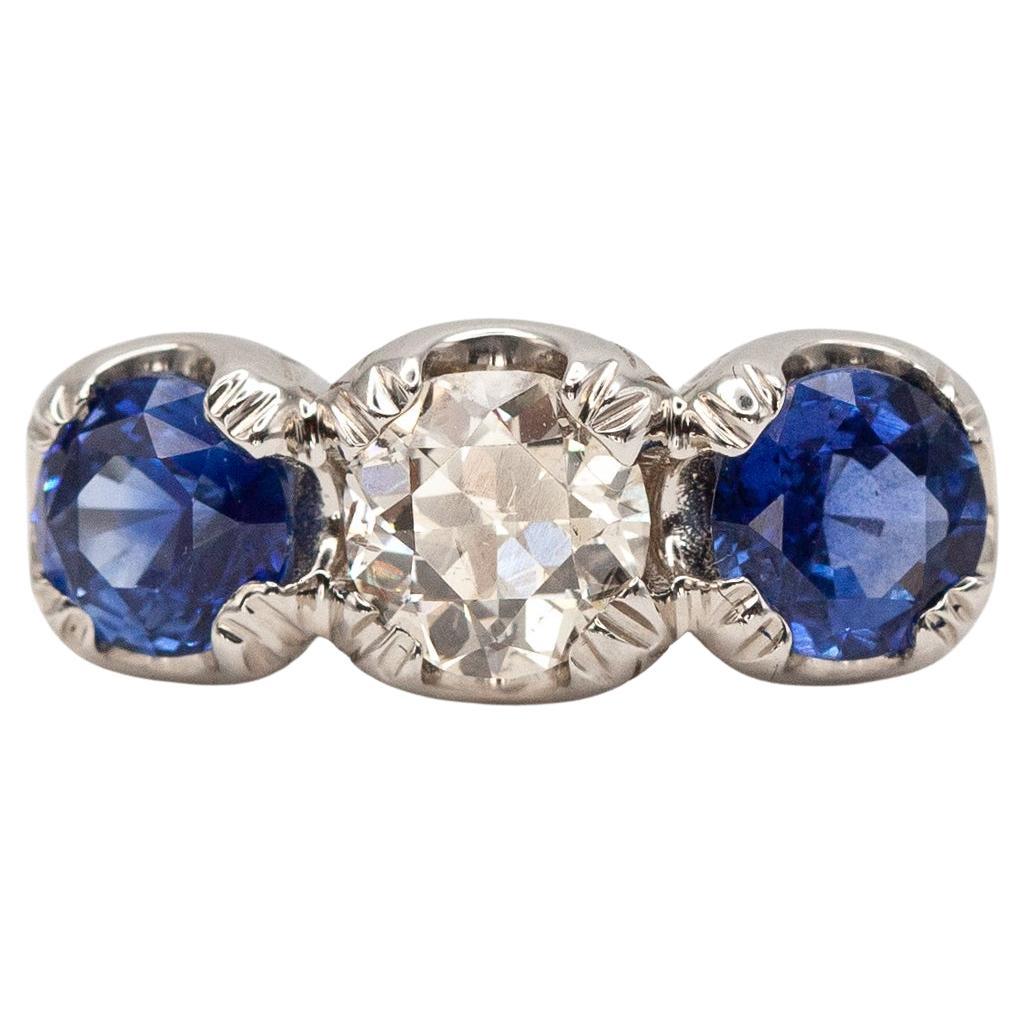 Bague à trois pierres en platine avec diamant et saphir en vente