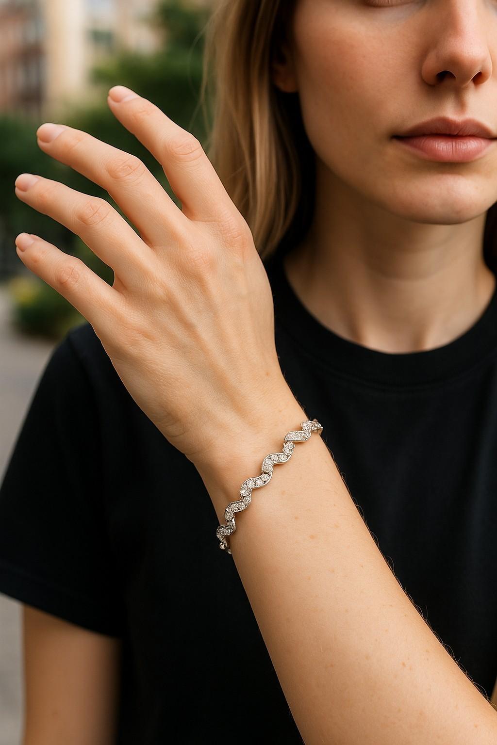 Célébration d'un savoir-faire intemporel et d'un luxe durable, ce bracelet à maillons à volutes de diamants en platine capture l'essence de l'élégance raffinée. Méticuleusement réalisé en platine, un métal prisé pour sa rareté, sa résistance et son