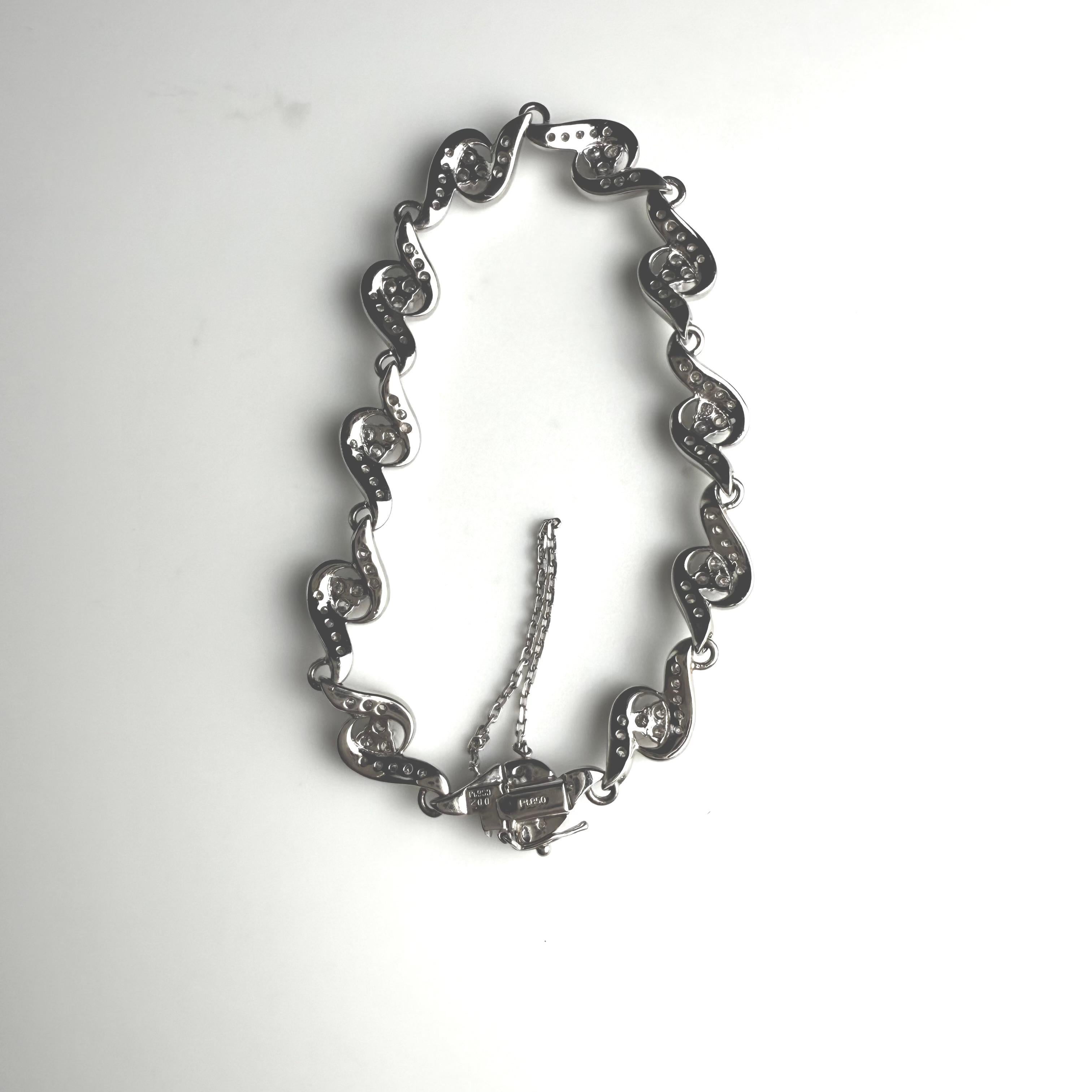 Taille ronde Bracelet en platine à maillons en forme de volutes de diamants pesant 2,00 carats en vente