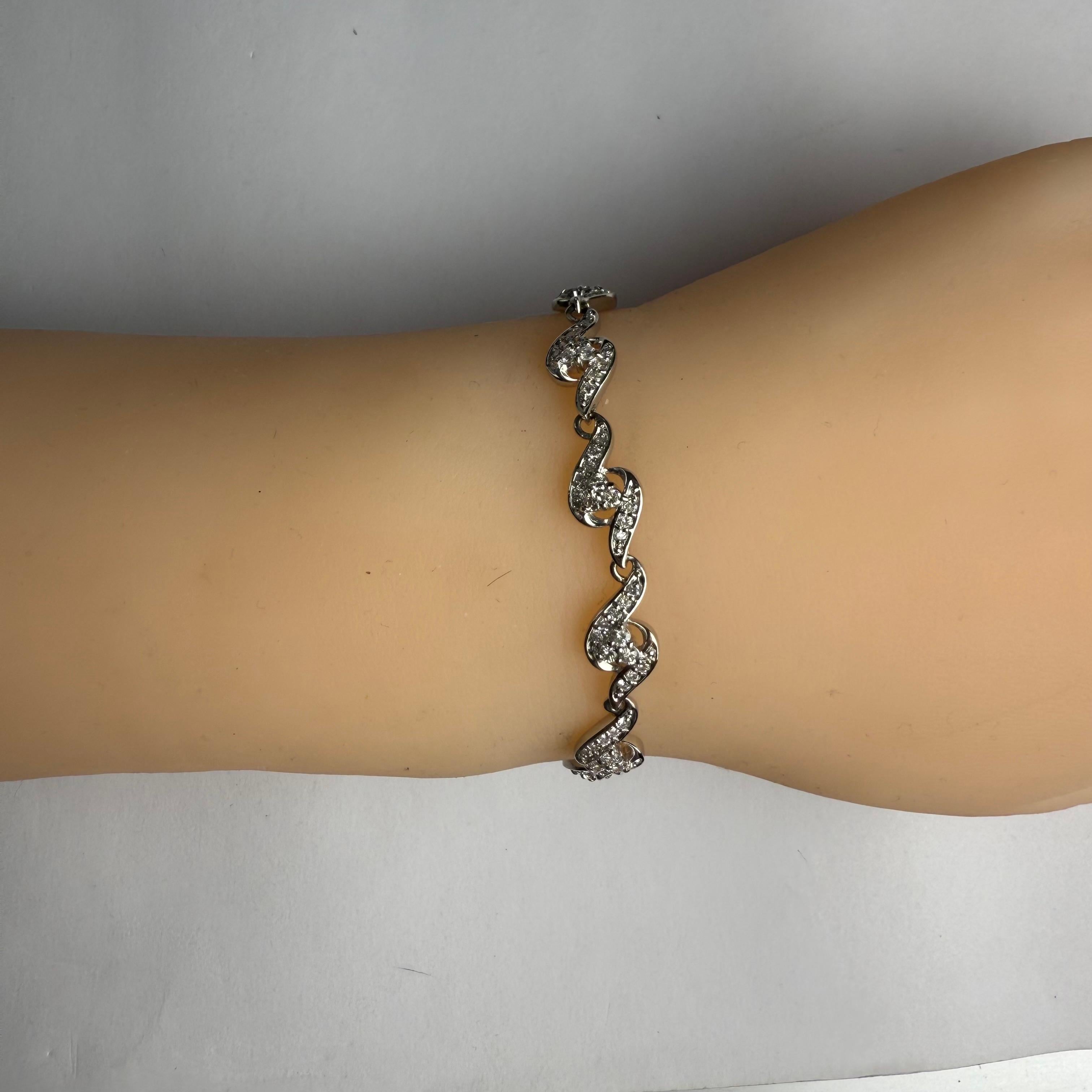 Bracelet en platine à maillons en forme de volutes de diamants pesant 2,00 carats en vente 1