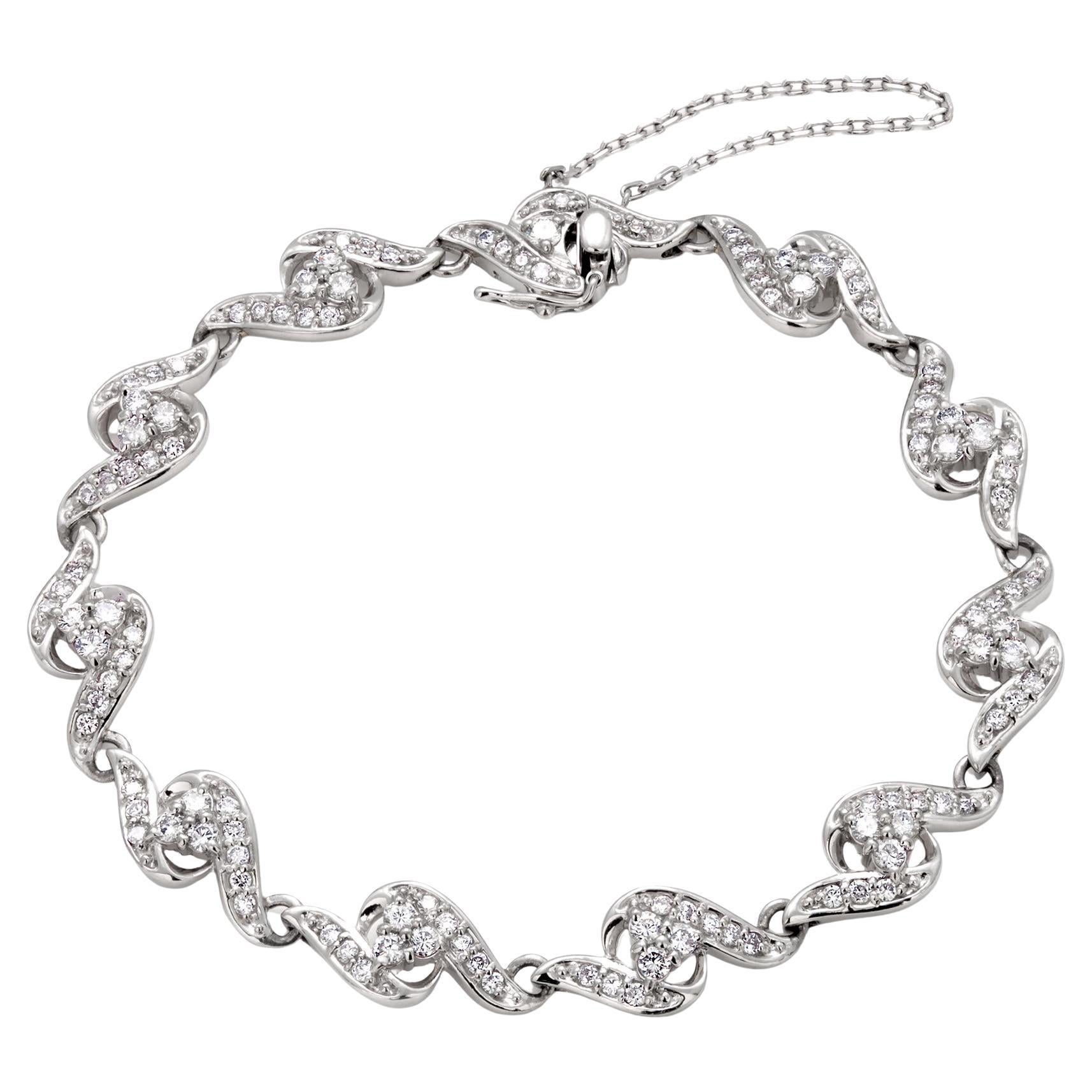 Bracelet en platine à maillons en forme de volutes de diamants pesant 2,00 carats en vente