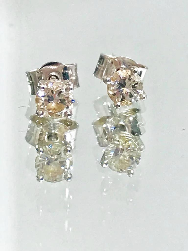 Platinum Diamond Solitaire Earrings

Round brilliant cut diamonds. Total carat weight approx .40.
Clarity S1 and colour H.

Additional information:
Composition - Platinum, Diamond
Condition – Very Good 
Comes with- A Gift Box