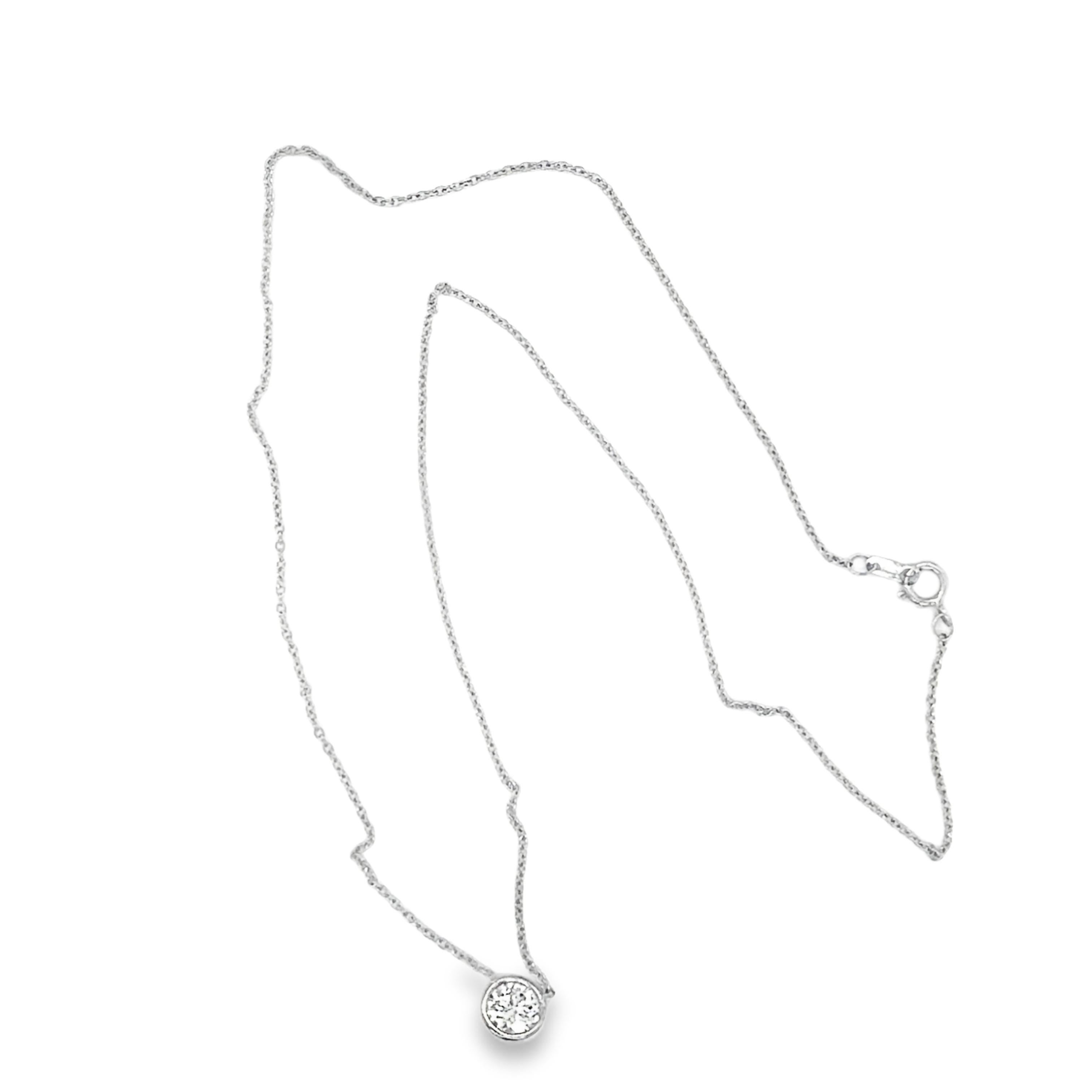 Dieses Solitär-Halsband aus Platin ist zeitlos minimalistisch und bietet raffinierte Raffinesse in einer schlanken, modernen Silhouette. Der Anhänger ist mit einem einzelnen runden Diamanten im Brillantschliff mit einem Gewicht von genau 0,63 Karat