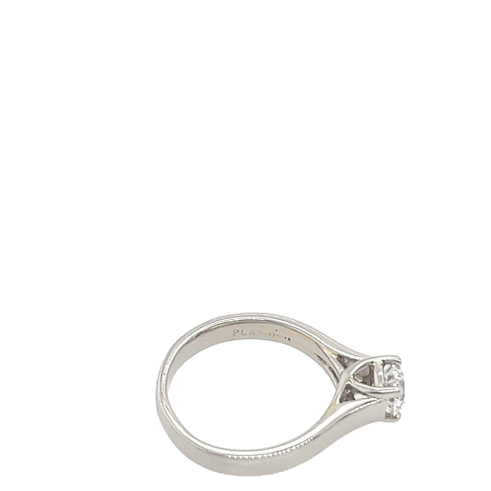 Bague solitaire en platine sertie d'un diamant rond de taille brillant de 0,51ct Pour femmes en vente