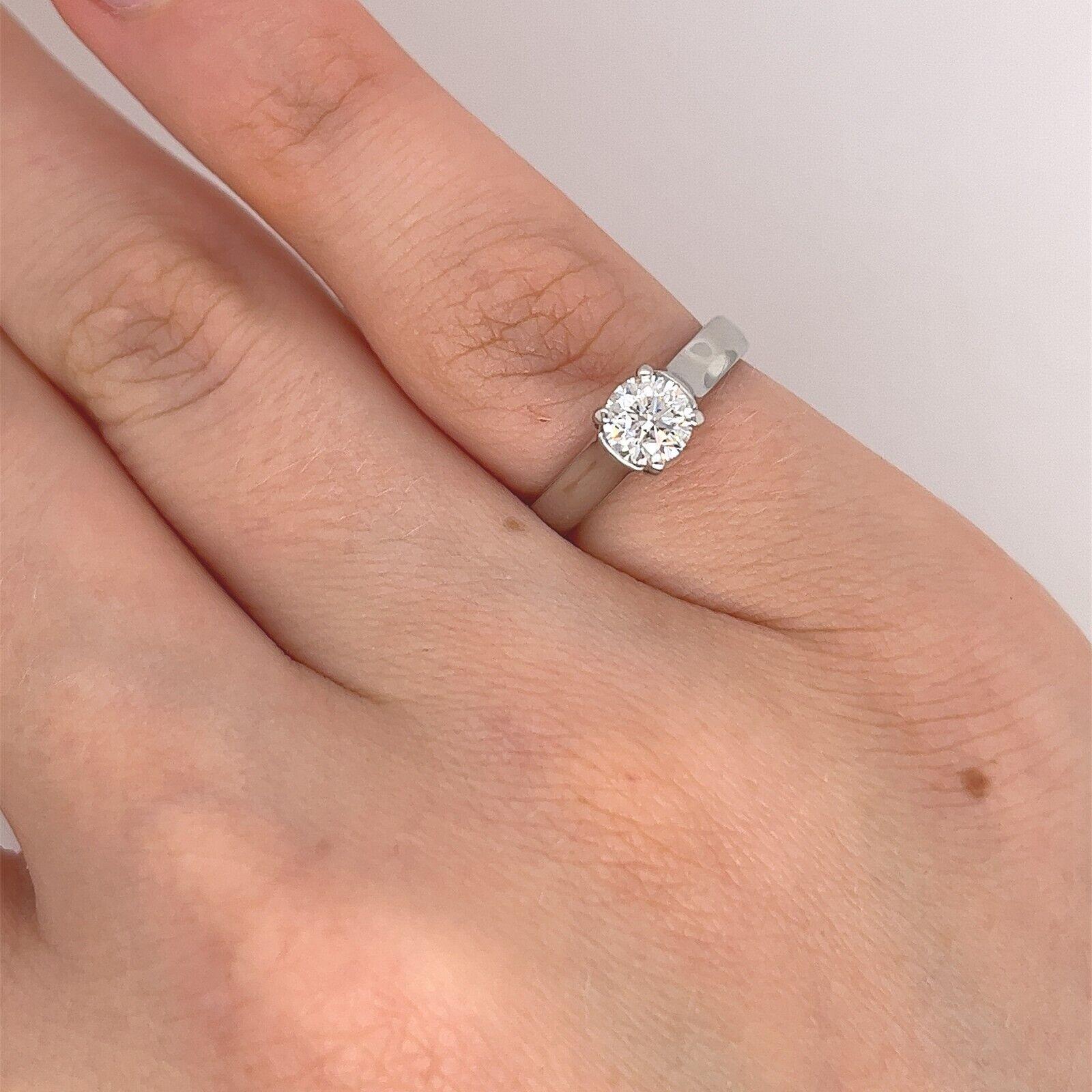 Bague solitaire en platine sertie d'un diamant rond de taille brillant de 0,51ct en vente 3