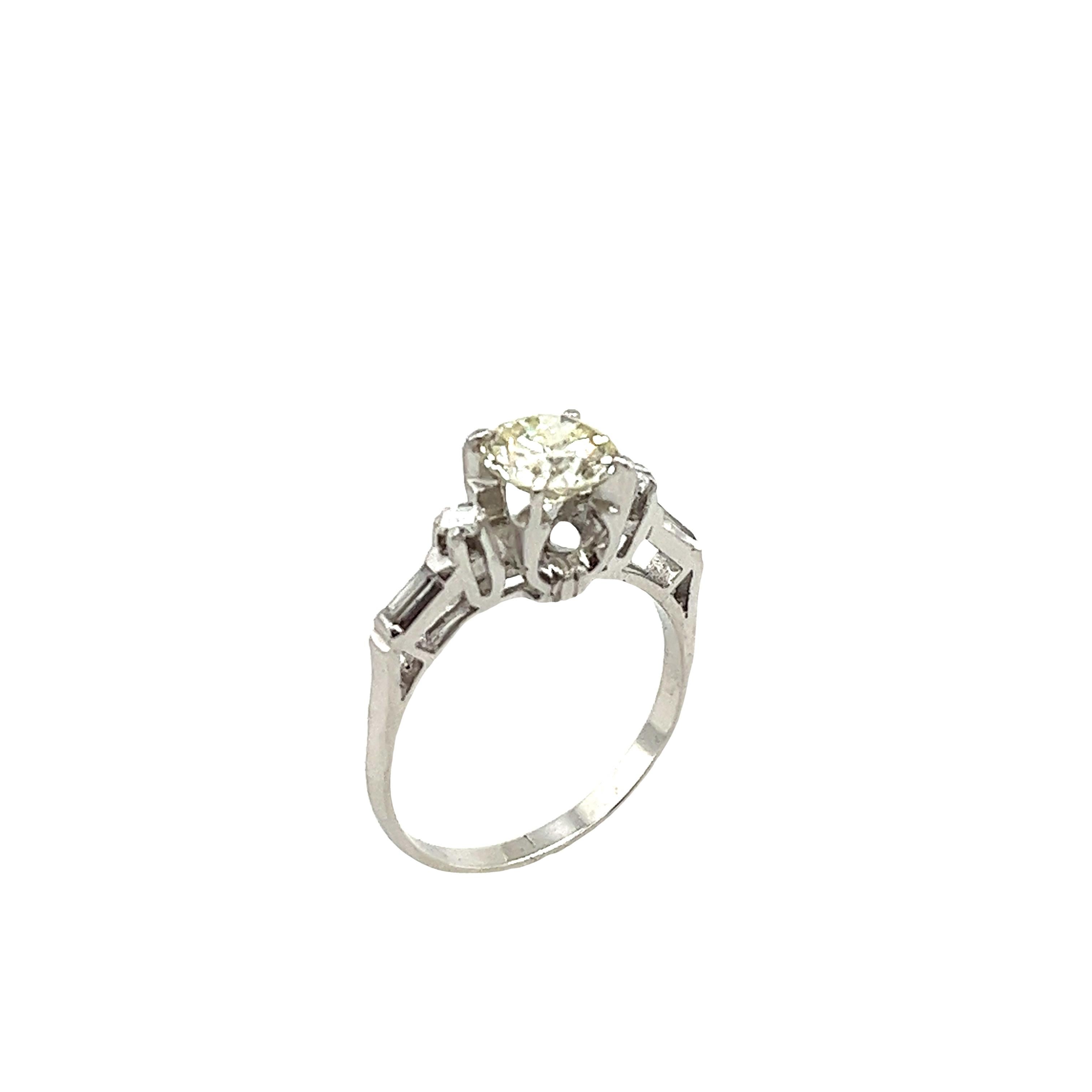 Platinum Diamond Solitaire Ring Set With 1.09ct M/SI1 Round Cut Diamond In Excellent Condition For Sale In London, GB