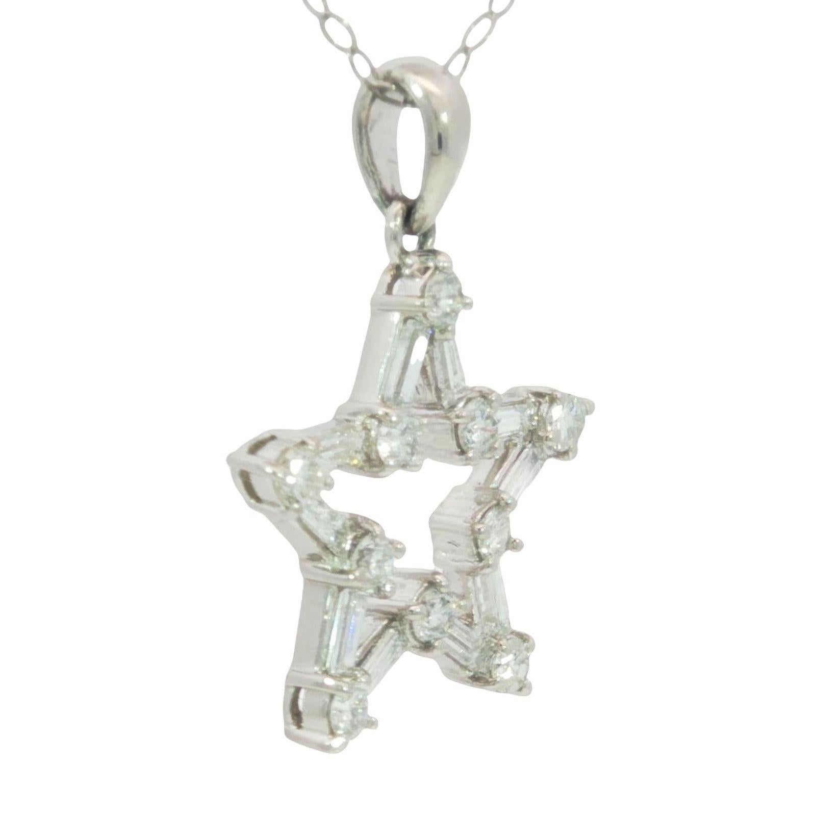 Ciondolo a stella in platino con diamanti 18 carati Taglio a baguette e diamanti rotondi ~.75ctw

Questa collana in 18 carati presenta un pendente a forma di stella in platino con ~0,75 carati di diamanti bianchi rotondi e taglio baguette. Ogni