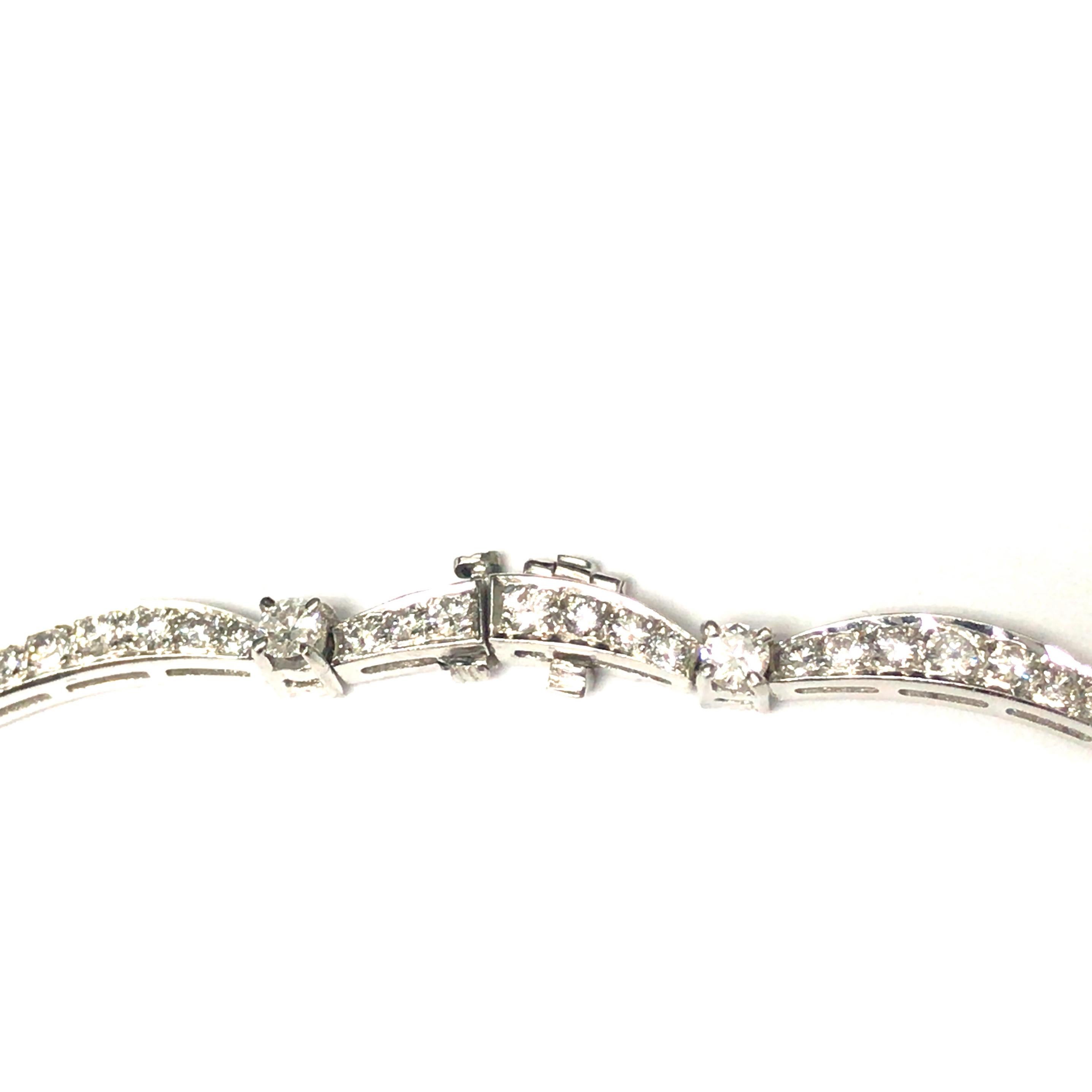 Platinum Diamond Starburst Cluster Necklace In Good Condition For Sale In Boca Raton, FL