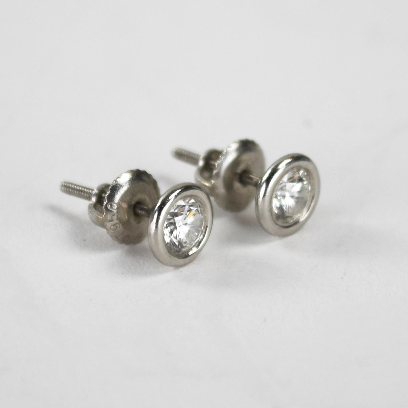 Boucles d'oreilles en platine et diamants.
Estampillé PT 950, il pèse 1,9 gramme.
Les diamants sont de taille ronde et brillante, 60 carats au total, de couleur H à I, de pureté Vs à Si.
Les boucles d'oreilles sont dotées d'une tige à vis pour les