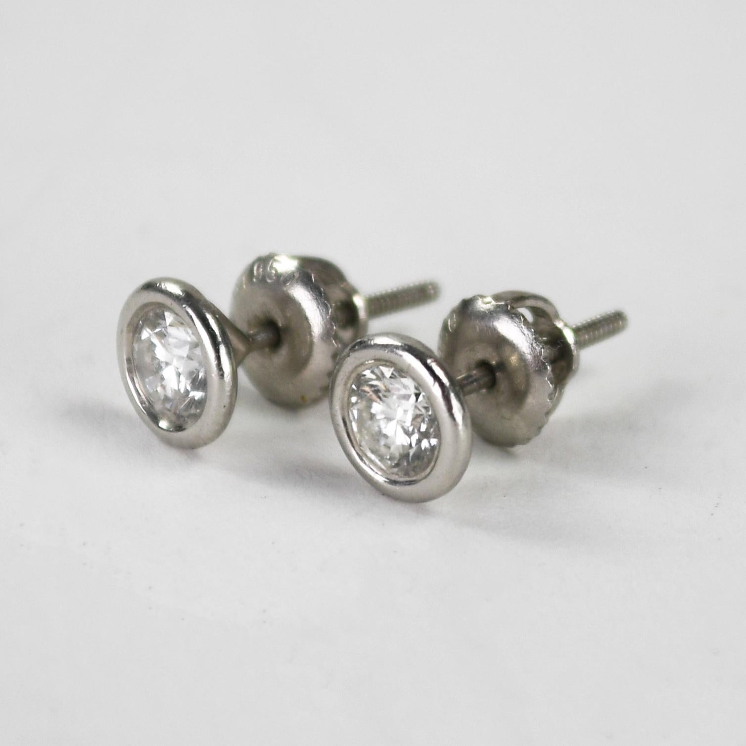 Taille ronde Boucles d'oreilles en platine avec diamant 0.60ct en vente