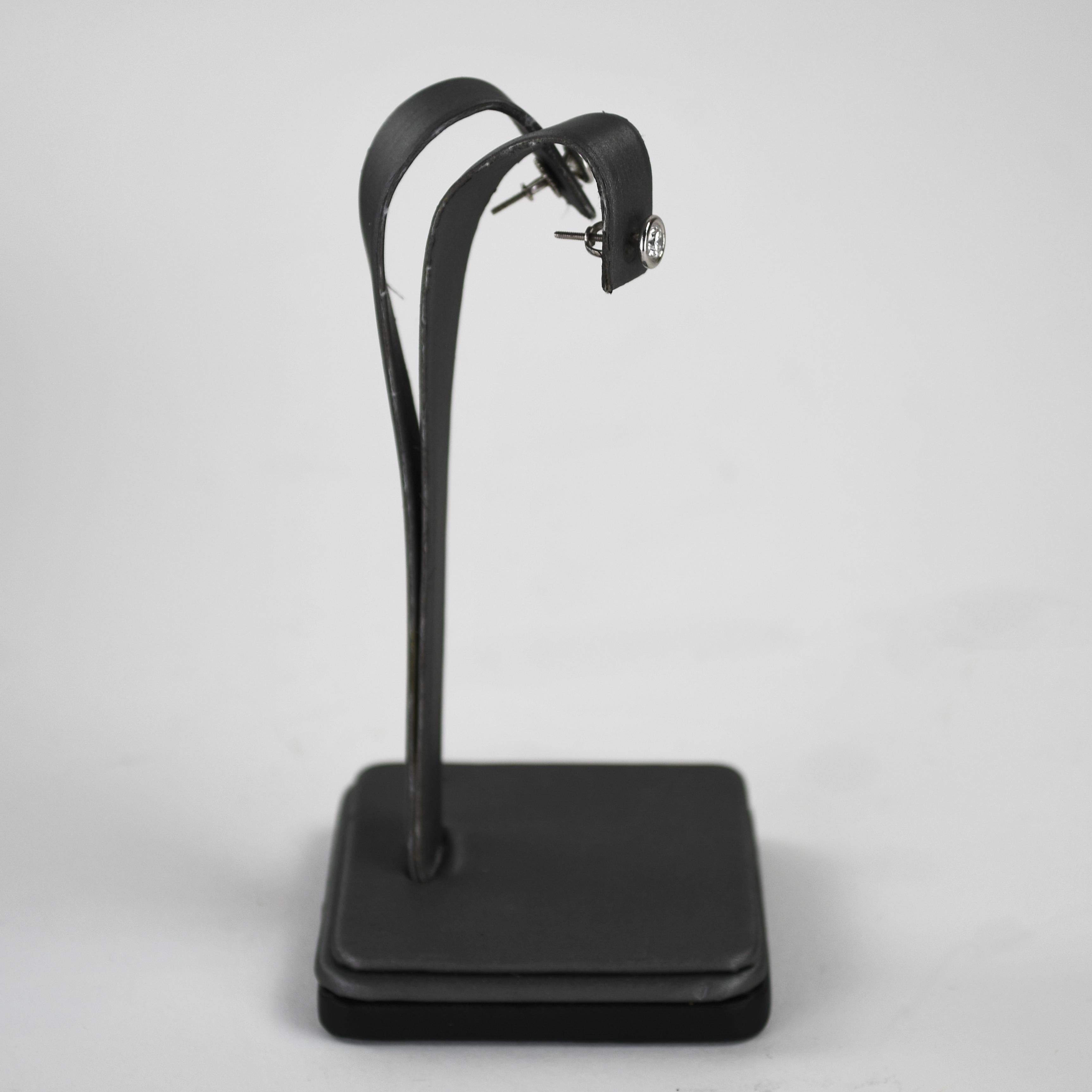 Boucles d'oreilles en platine avec diamant 0.60ct en vente 1