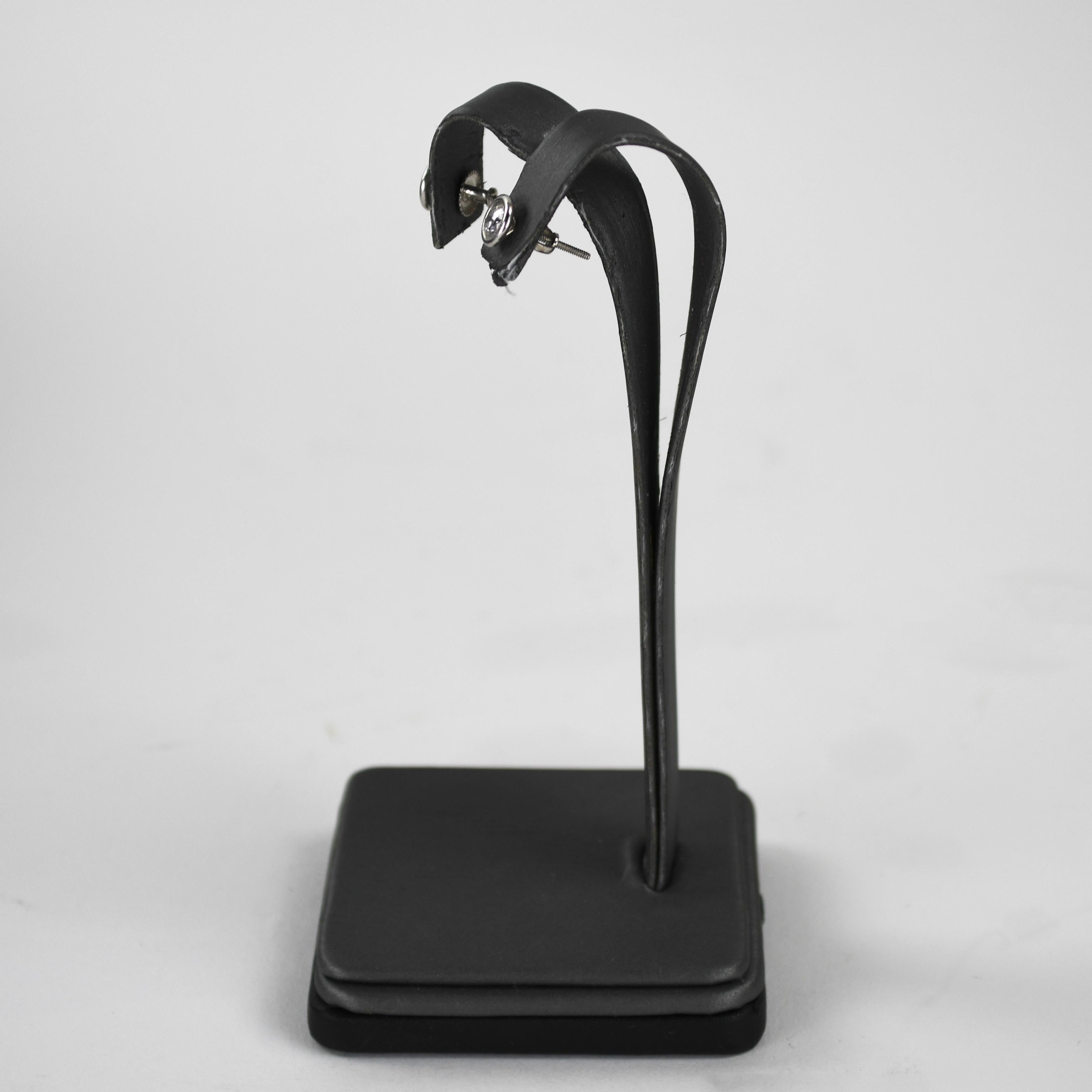 Boucles d'oreilles en platine avec diamant 0.60ct en vente 2