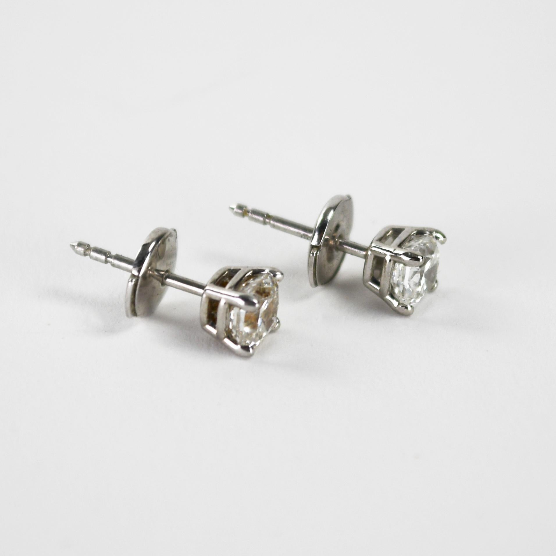 Boucles d'oreilles en platine et diamant.
Il est estampillé PT950 et pèse 1,9 gramme.
Les diamants sont de forme coussin, de couleur G, H, I, de pureté Si, de bonne symétrie, d'un poids total de 1,00 carats.
Pour les oreilles percées, il y a des