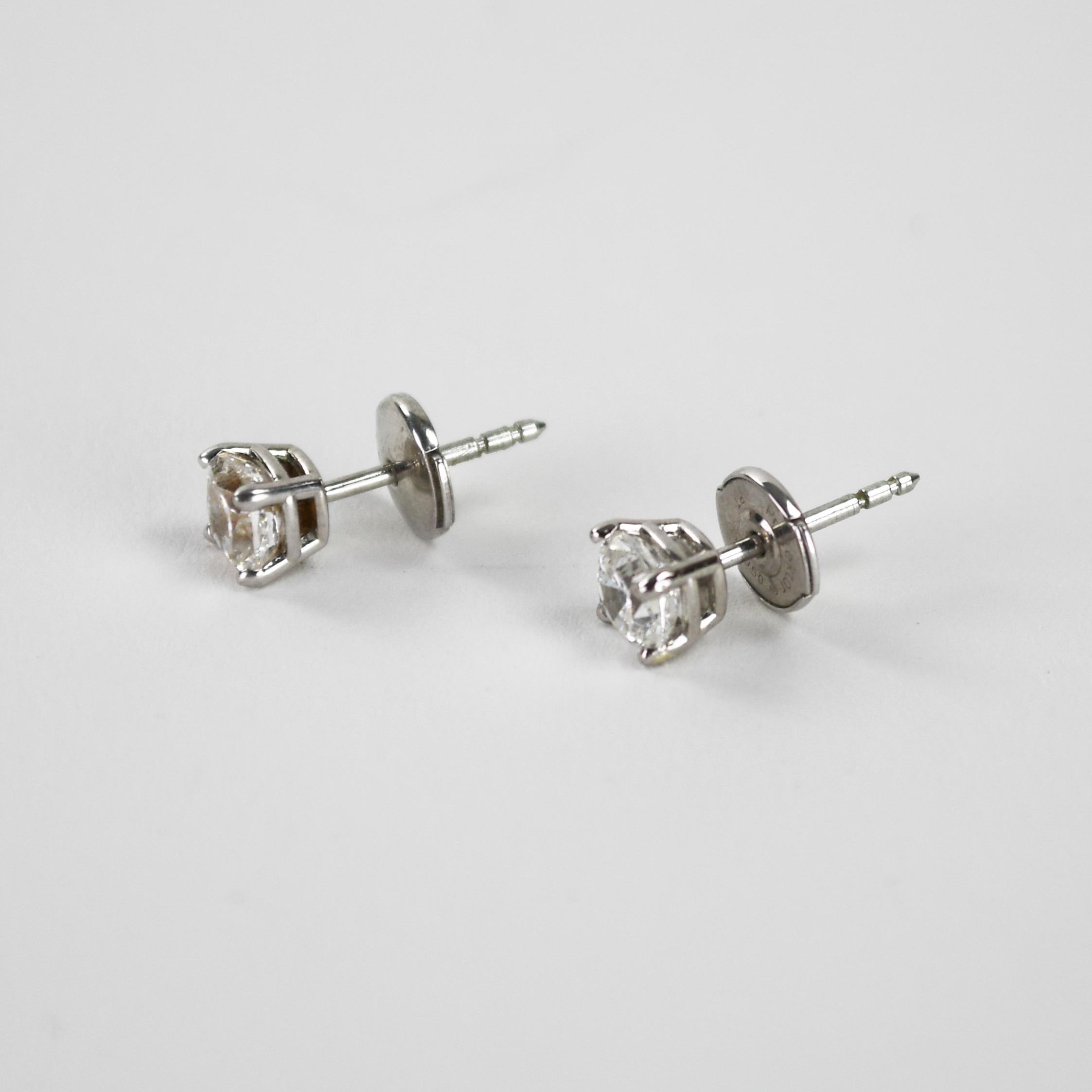 Taille coussin Boucles d'oreilles en platine avec diamant 1.00ct en vente