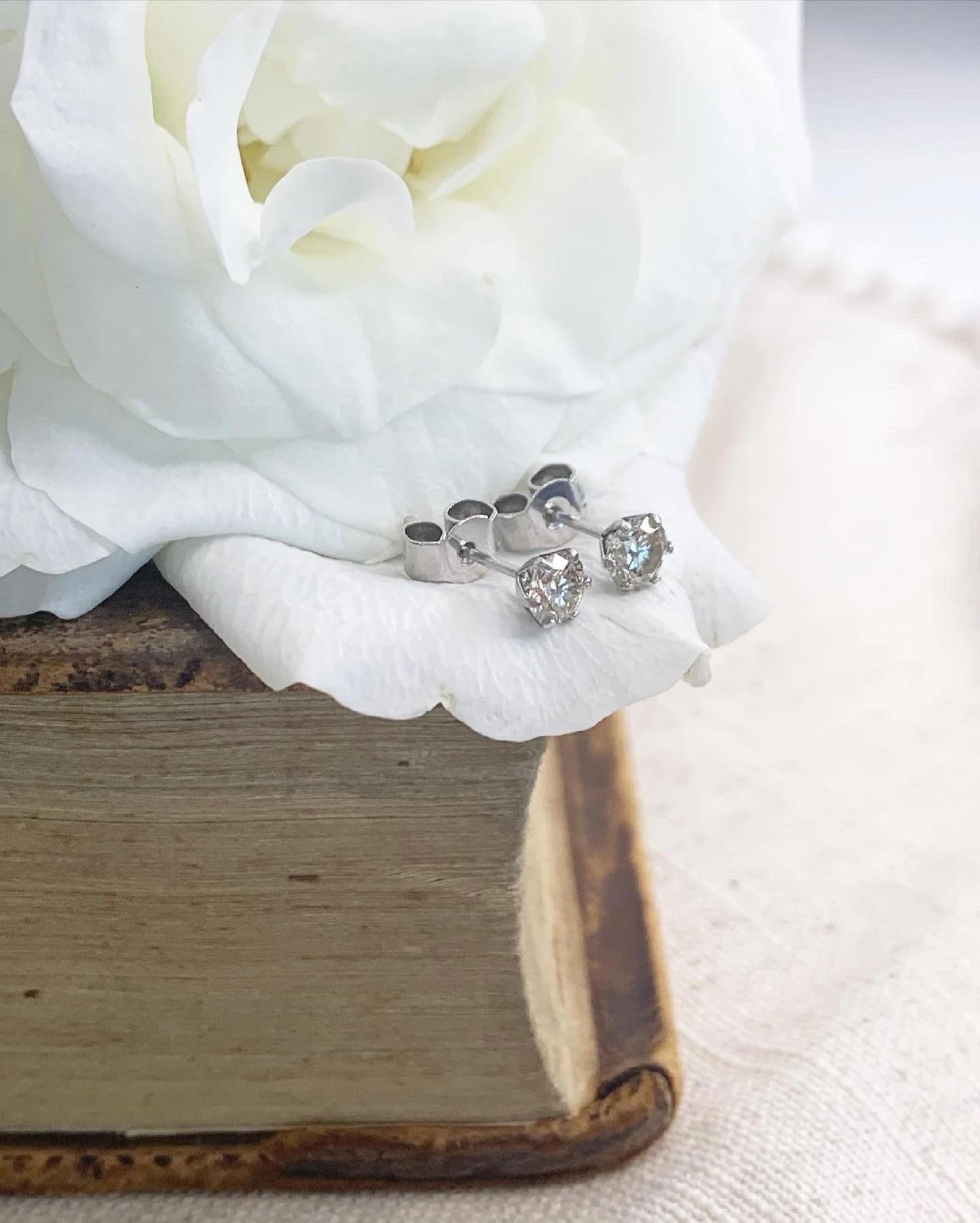 Platinum Diamond Stud Earrings In Good Condition For Sale In Brighton, GB